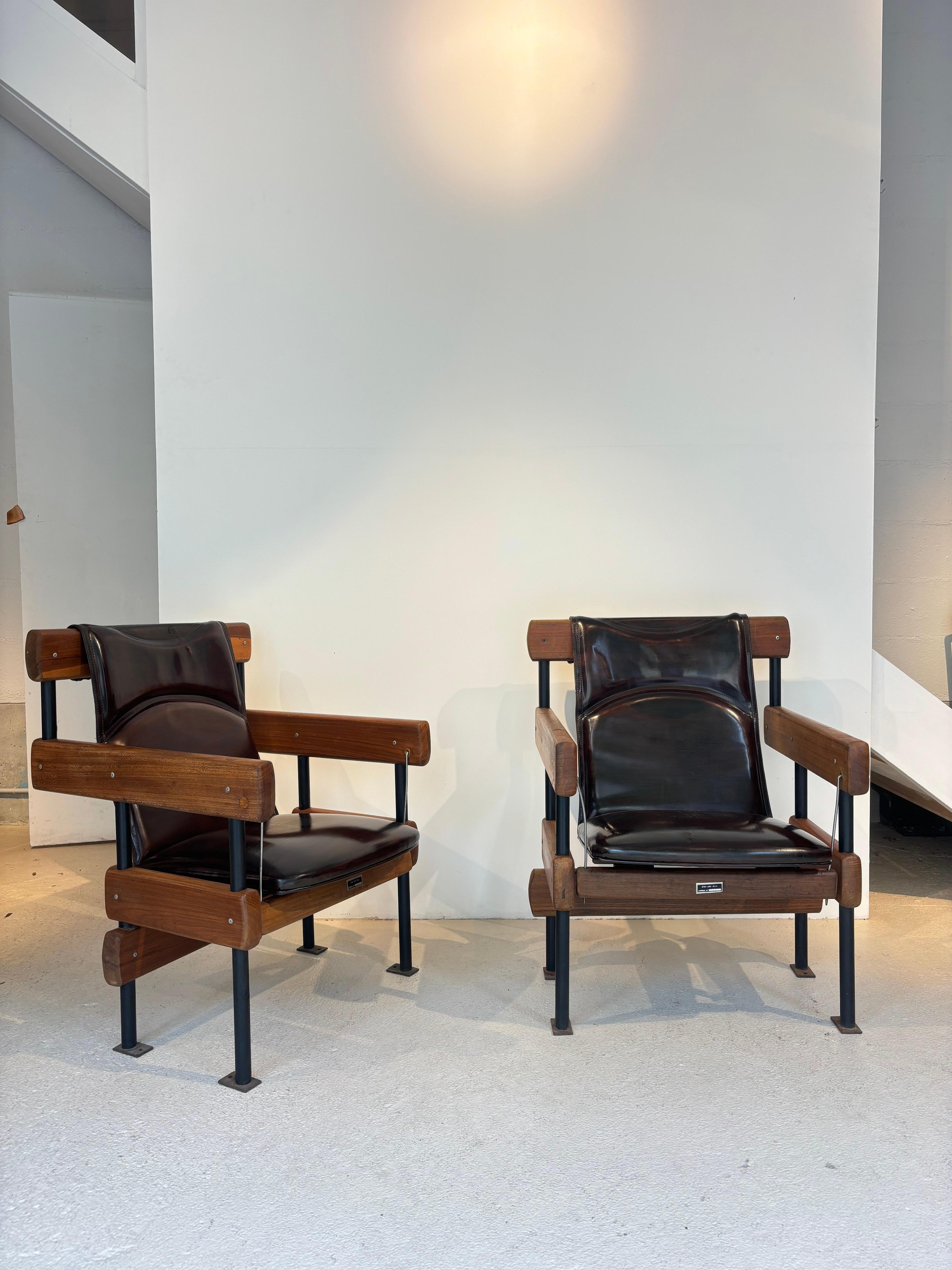 Coppia di chaises d'amphithéâtre di Sergio Rodrigues dites Longarina. 


Sergio Rodrigues è ampiamente riconosciuto per il suo ruolo nella creazione di un vero e proprio movimento brasiliano del design. In un paese in cui il mobilificio più popolare