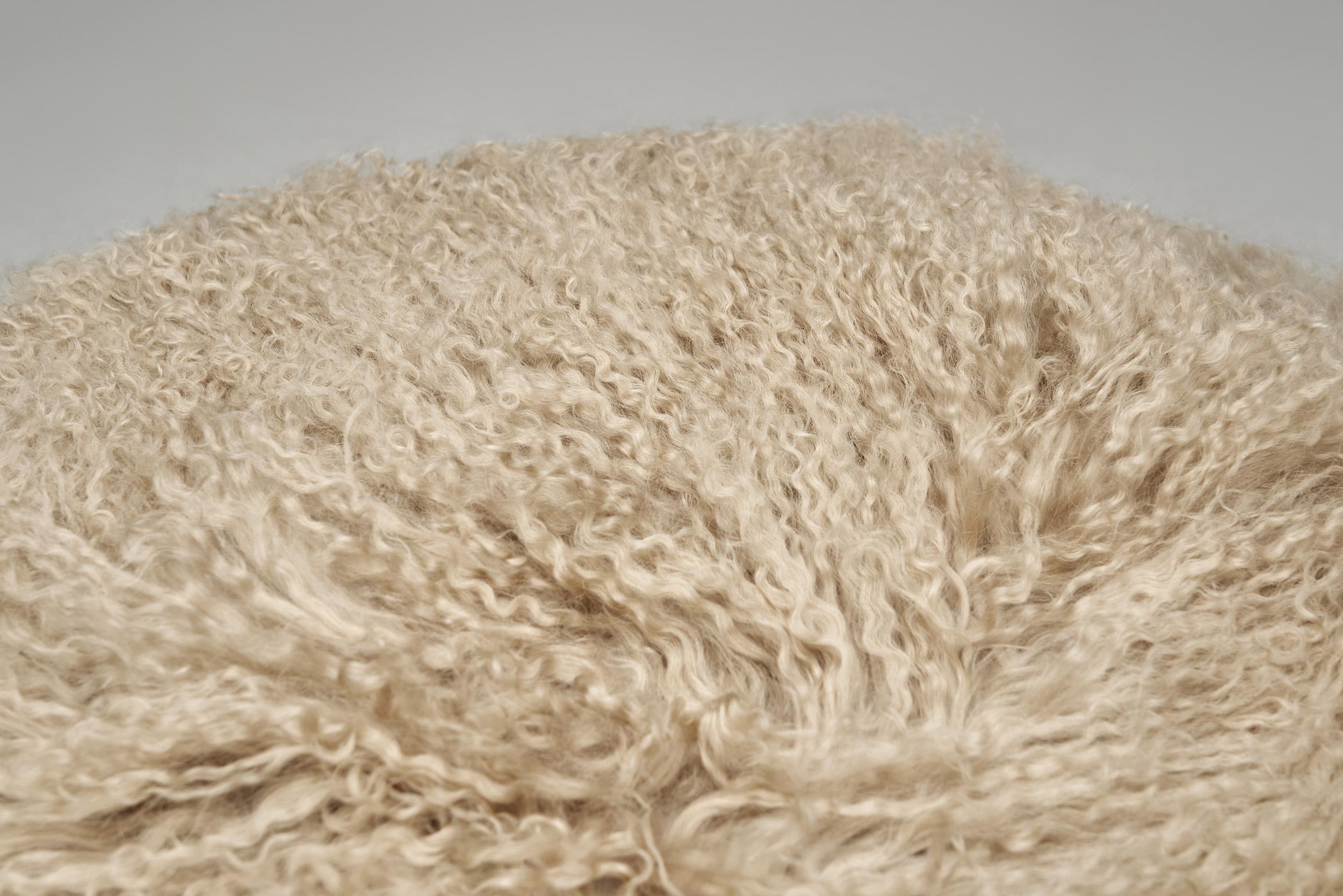 Pareja de butacas de pelo largo, Europa ca mediados del siglo XX en venta 5