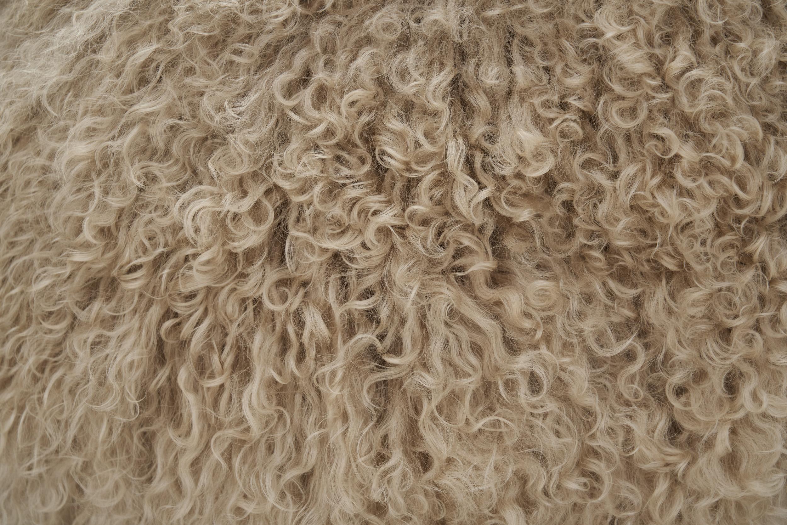 Pareja de butacas de pelo largo, Europa ca mediados del siglo XX en venta 6