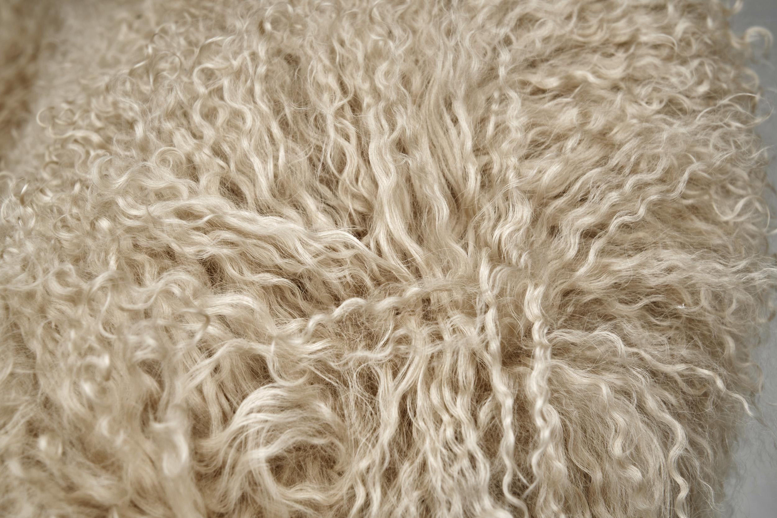 Pareja de butacas de pelo largo, Europa ca mediados del siglo XX en venta 7