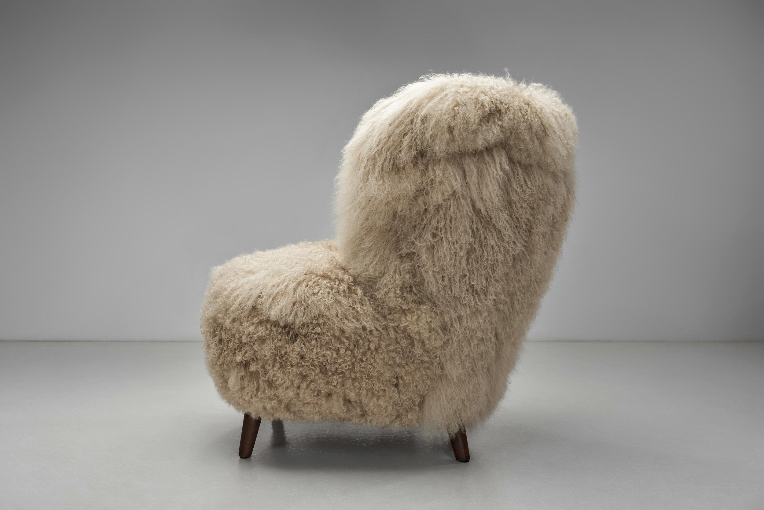 Pareja de butacas de pelo largo, Europa ca mediados del siglo XX en venta 8