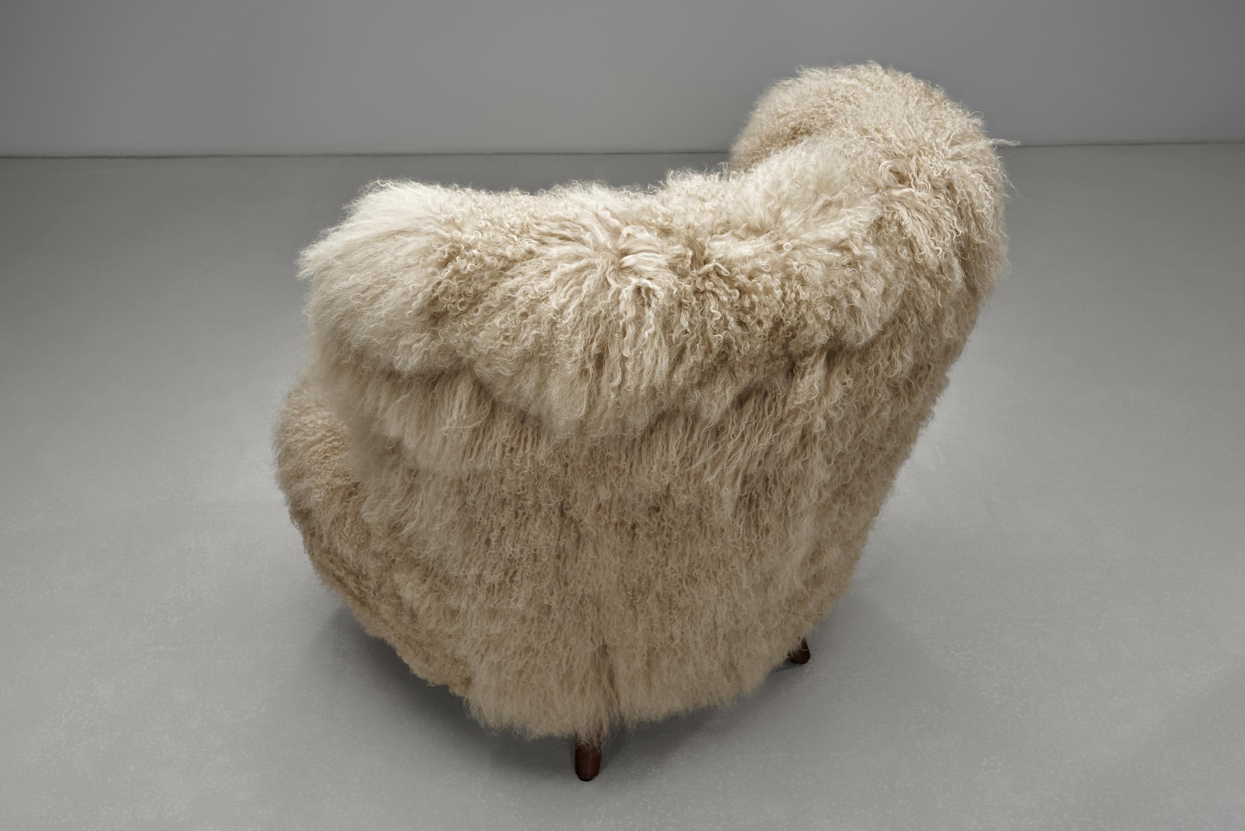 Pareja de butacas de pelo largo, Europa ca mediados del siglo XX en venta 9