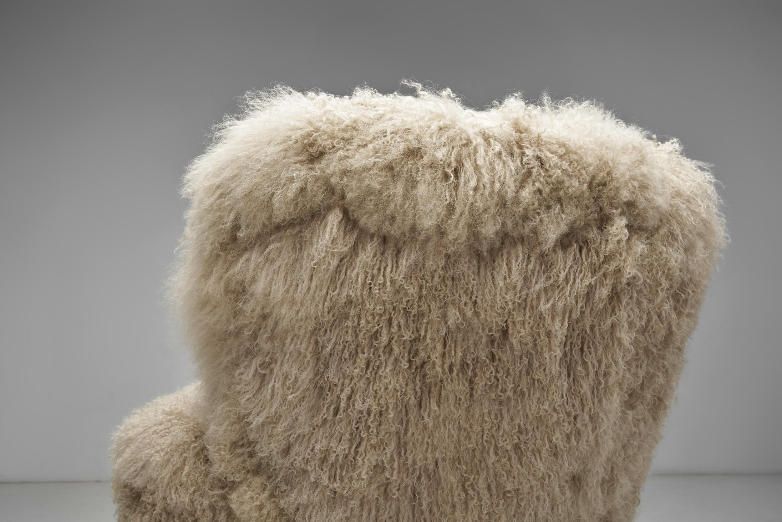 Pareja de butacas de pelo largo, Europa ca mediados del siglo XX en venta 10