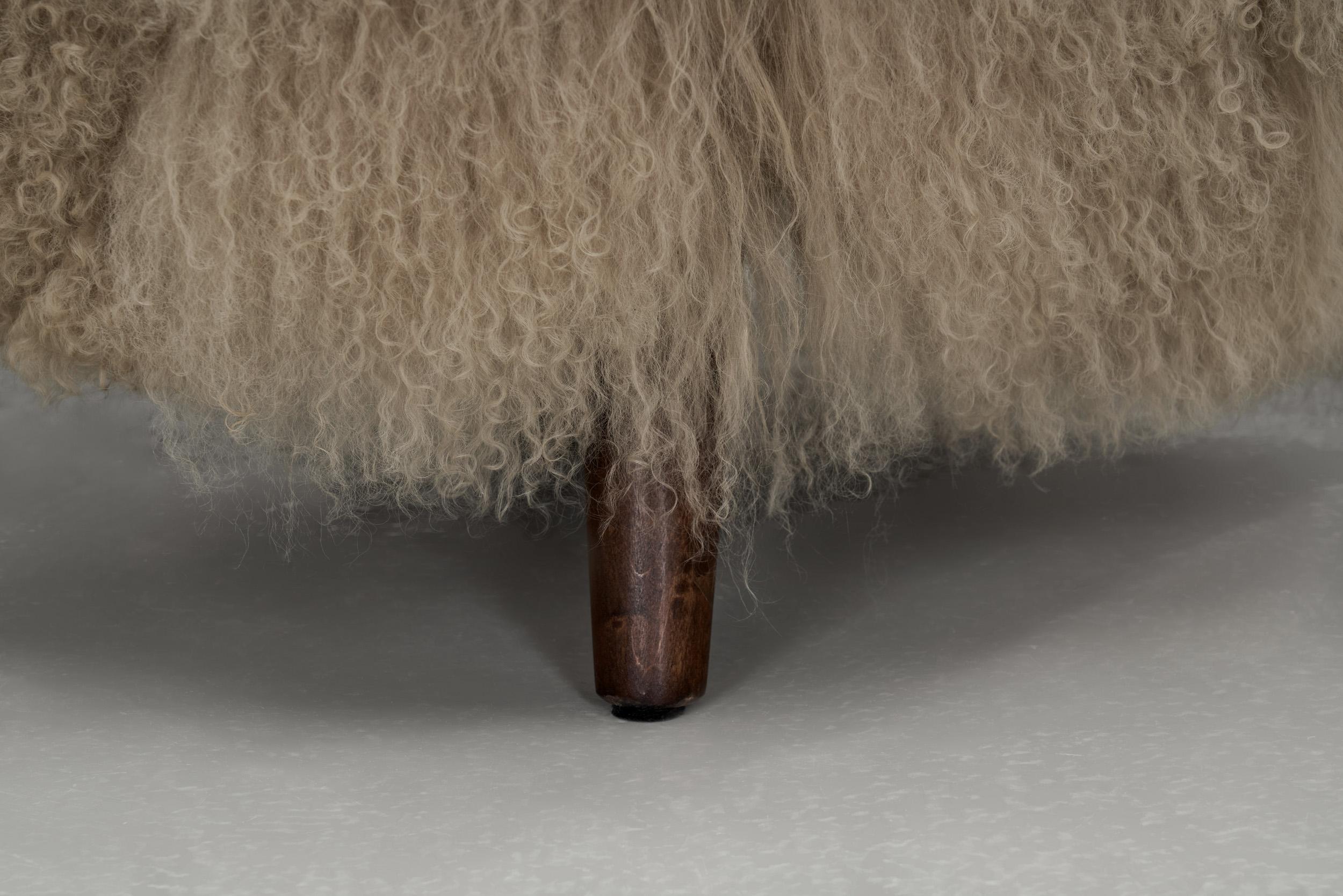 Pareja de butacas de pelo largo, Europa ca mediados del siglo XX en venta 11