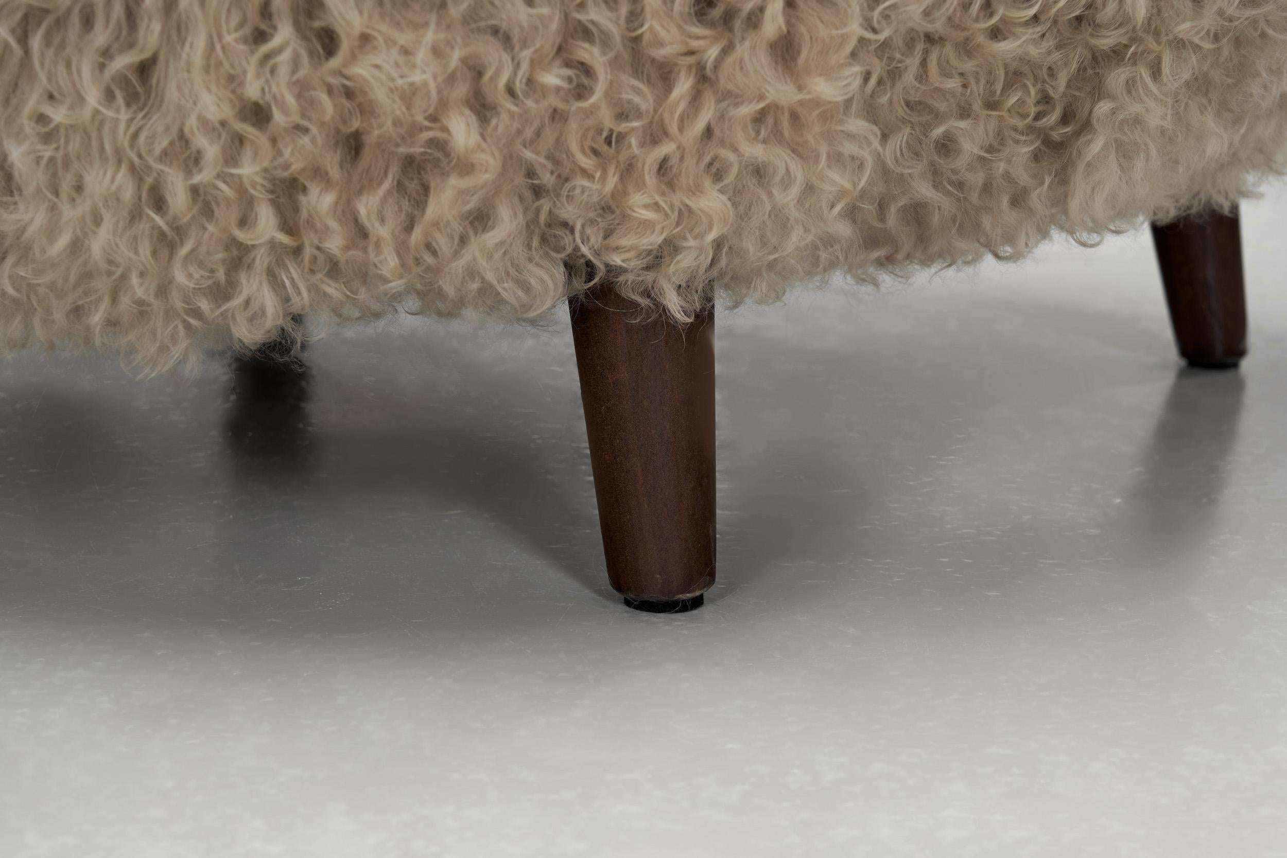 Pareja de butacas de pelo largo, Europa ca mediados del siglo XX en venta 12