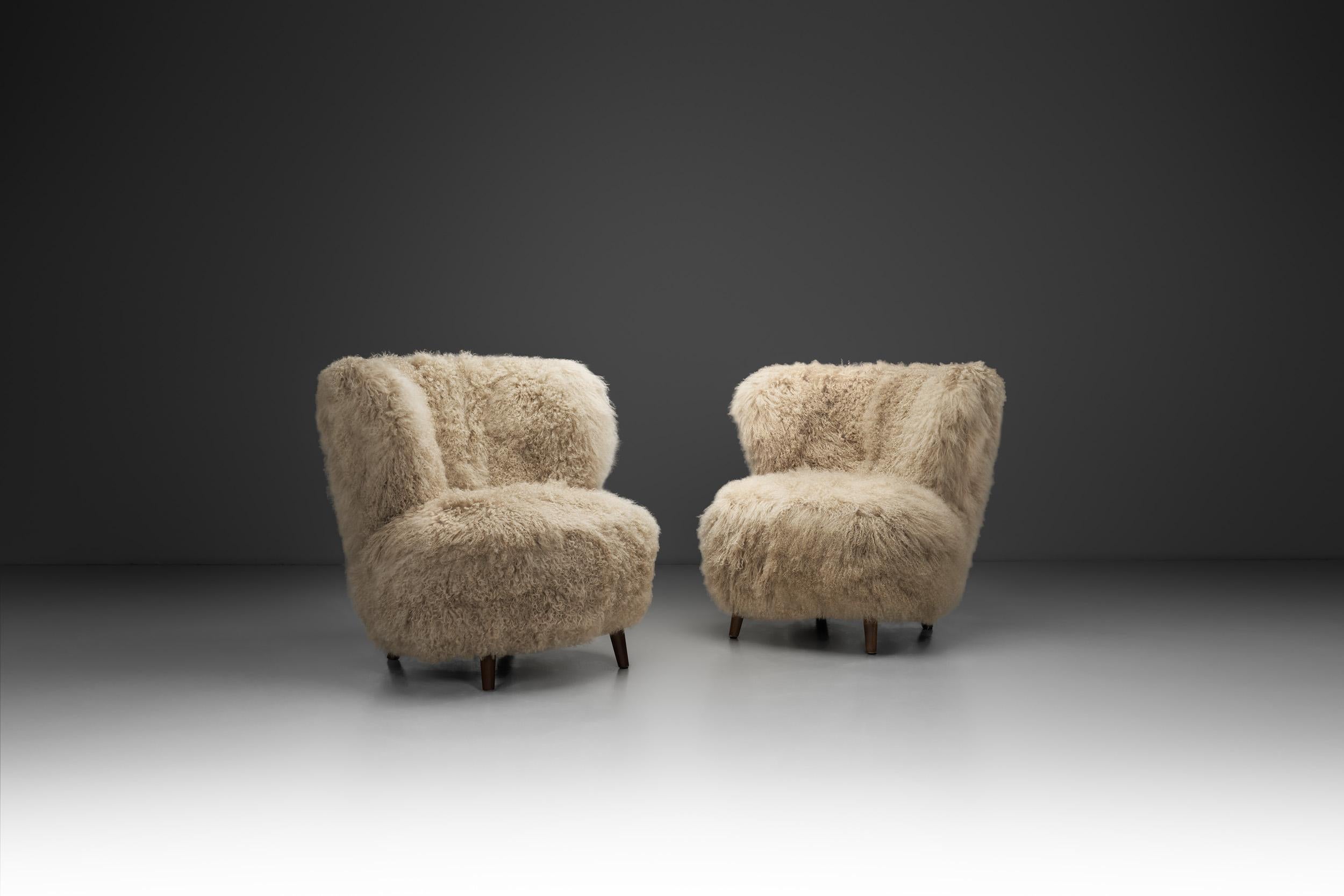 El diseño moderno de mediados de siglo surgió en los años posteriores a la Segunda Guerra Mundial, y fue moldeado por un deseo de claridad, optimismo y una nueva forma de vivir. Los diseñadores favorecían las líneas limpias, los materiales honestos