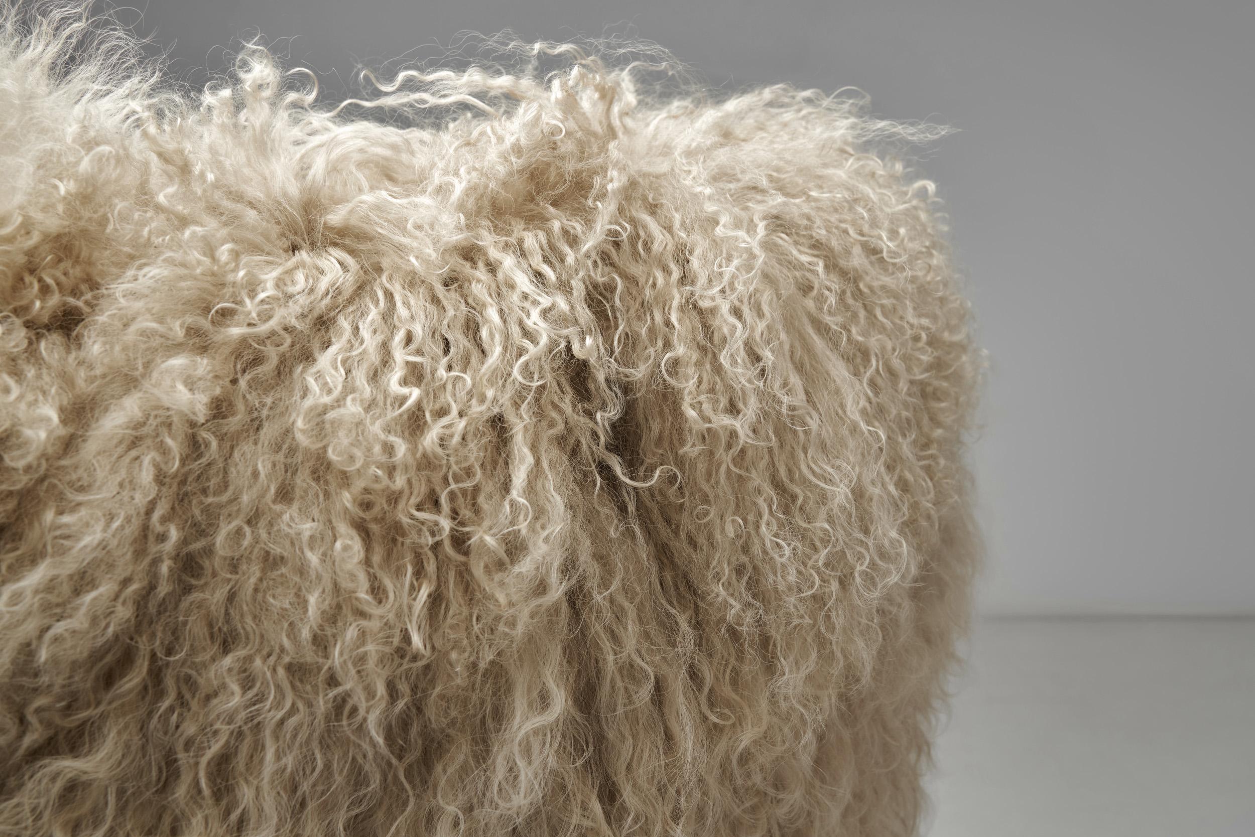 Pareja de butacas de pelo largo, Europa ca mediados del siglo XX en venta 3