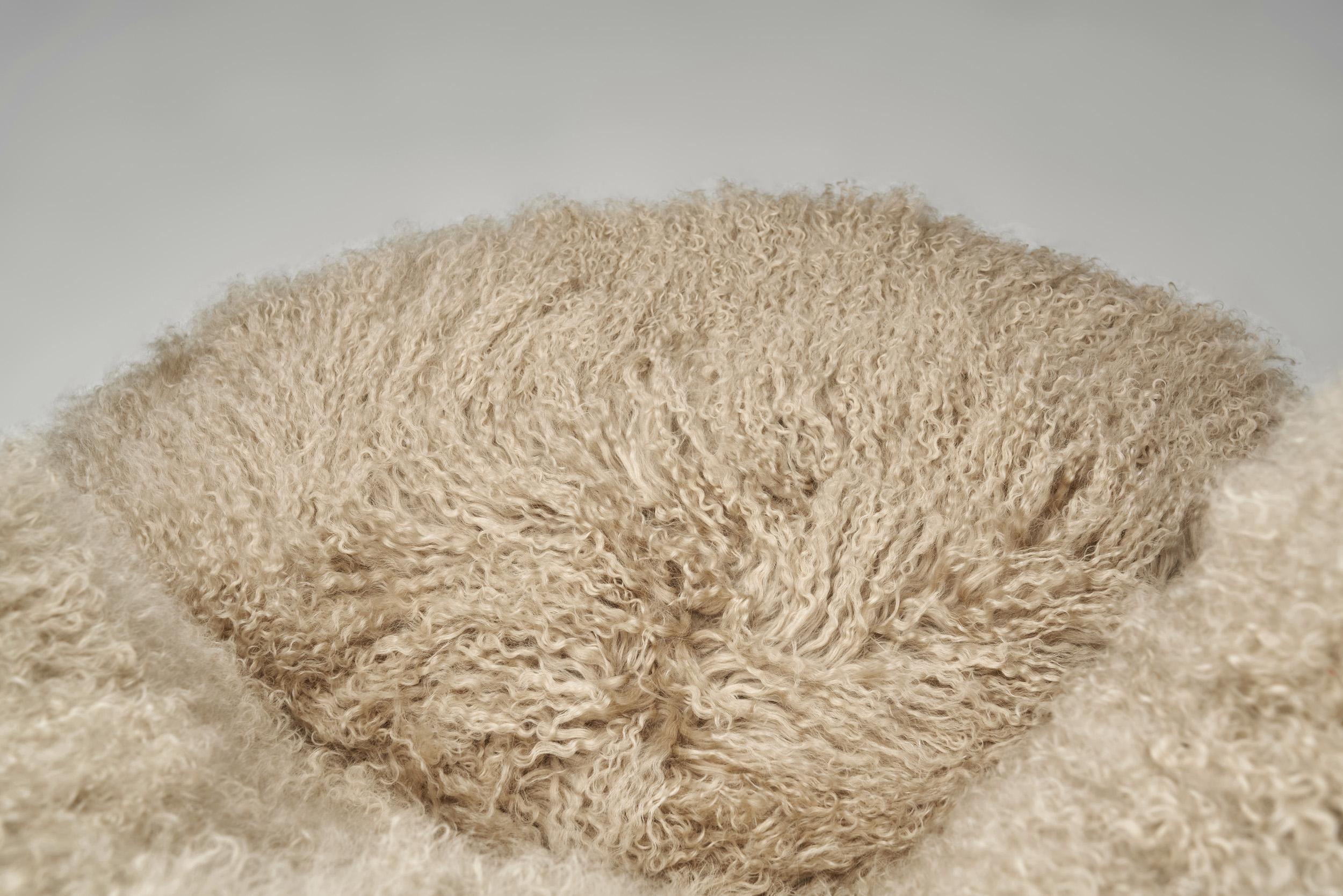 Pareja de butacas de pelo largo, Europa ca mediados del siglo XX en venta 4