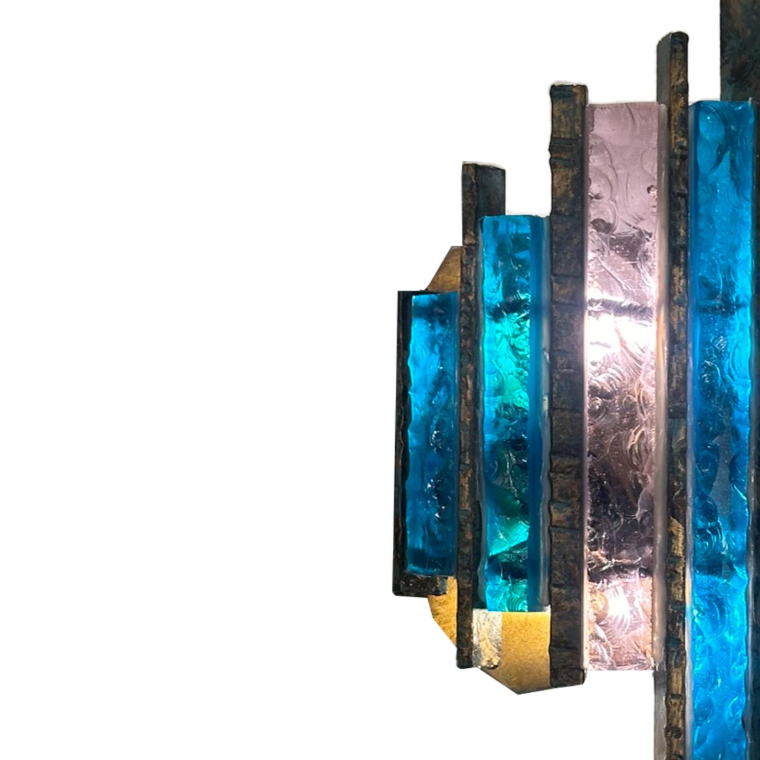 Paar Longobard Blau & Amethyst gehämmert Murano Glas und Schmiedeeisen Wandleuchter (Brutalismus) im Angebot