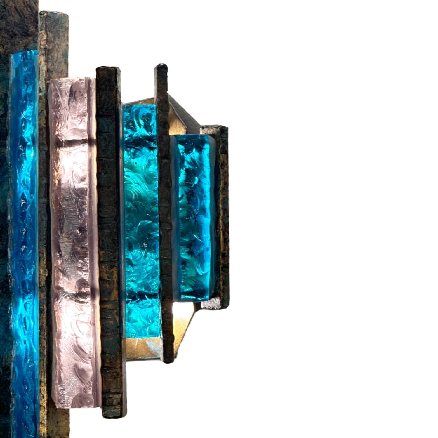 Paar Longobard Blau & Amethyst gehämmert Murano Glas und Schmiedeeisen Wandleuchter (Italienisch) im Angebot