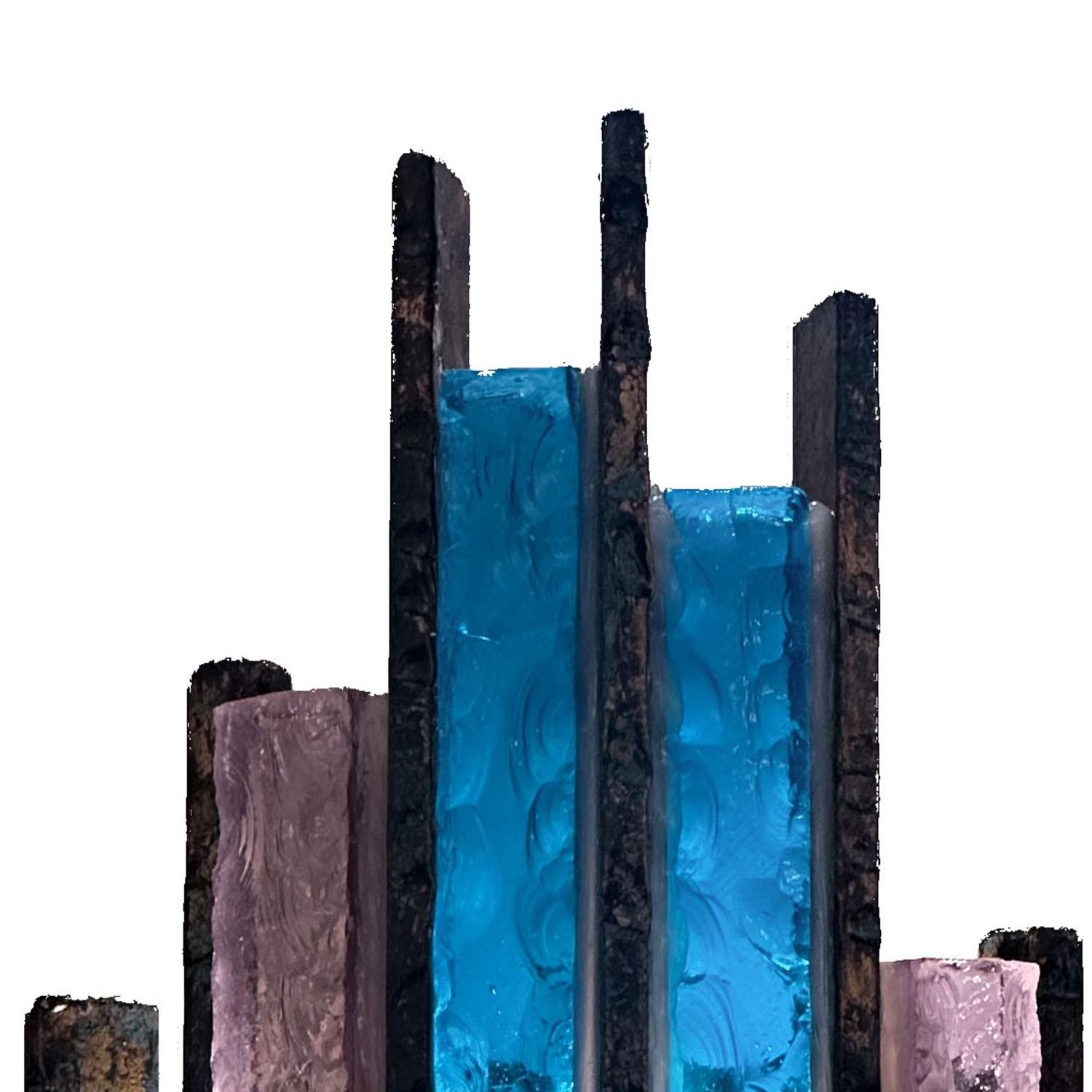 Paar Longobard Blau & Amethyst gehämmert Murano Glas und Schmiedeeisen Wandleuchter (Handgefertigt) im Angebot