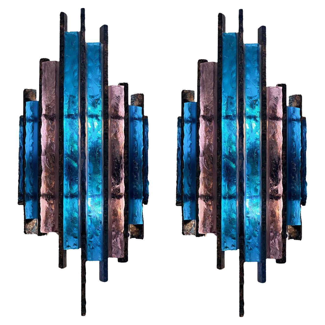 Paar Longobard Blau & Amethyst gehämmert Murano Glas und Schmiedeeisen Wandleuchter im Angebot