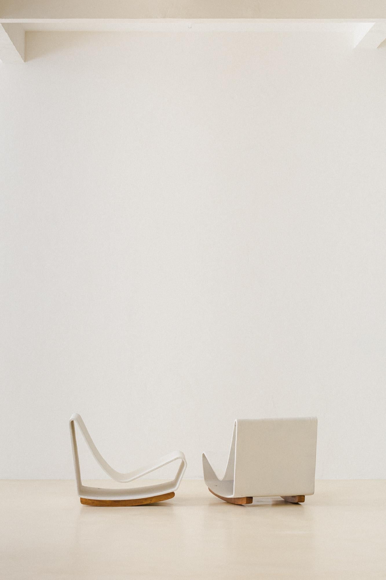 Présentant une forme de boucle attrayante, la chaise Loop a été créée par le designer suisse Willy Guhl (1915-2004) en 1954, avec un volume unique de sièges et de dossiers. Produite par Eternit, cette pièce était à la mode au Brésil dans les années