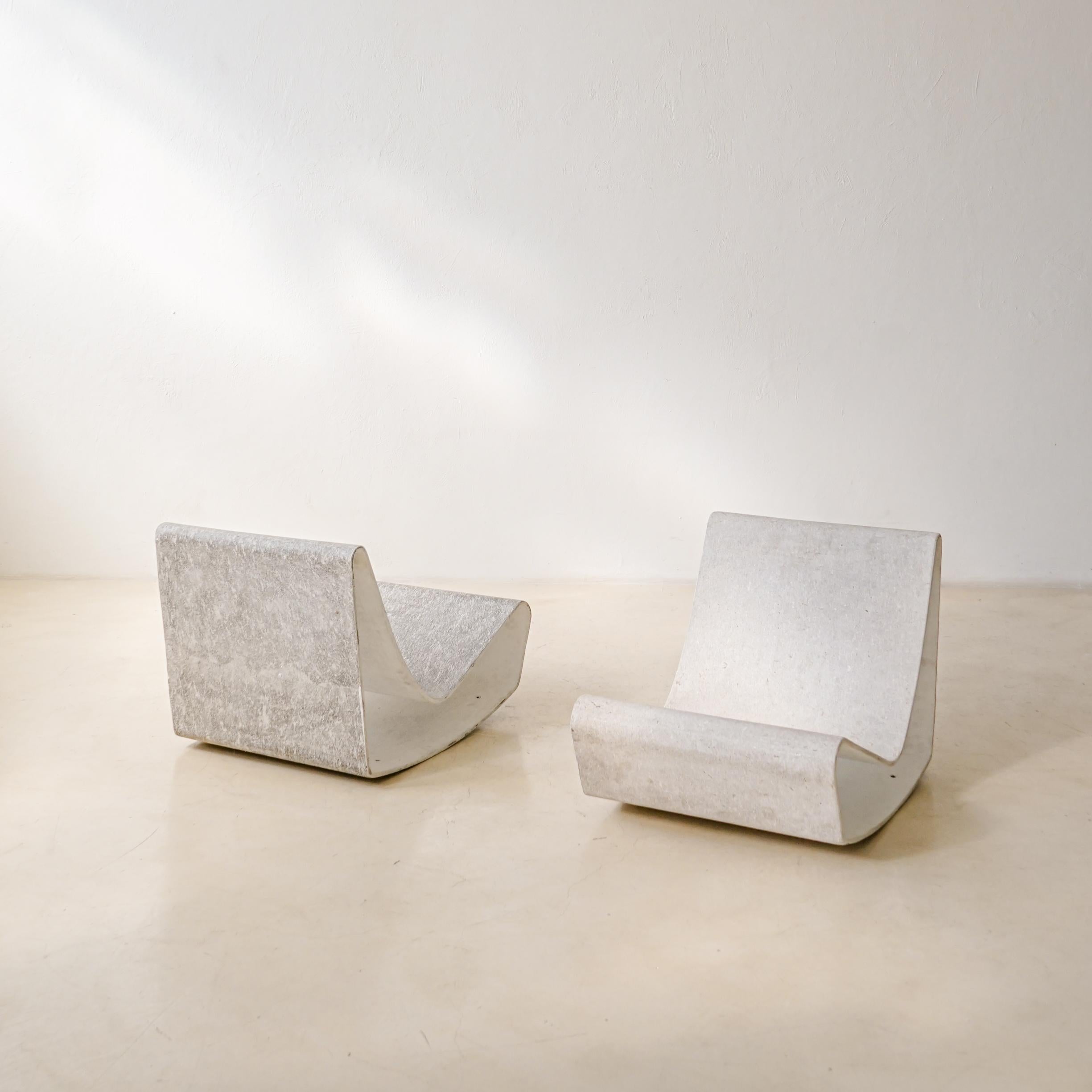Con una atractiva forma de bucle, la Silla Loop fue creada por el diseñador suizo Willy Guhl (1915-2004) en 1954, con un único volumen de asientos y respaldos. Fabricada por Eternit, esta pieza estuvo de moda en Brasil durante los años 60 y 70, y es
