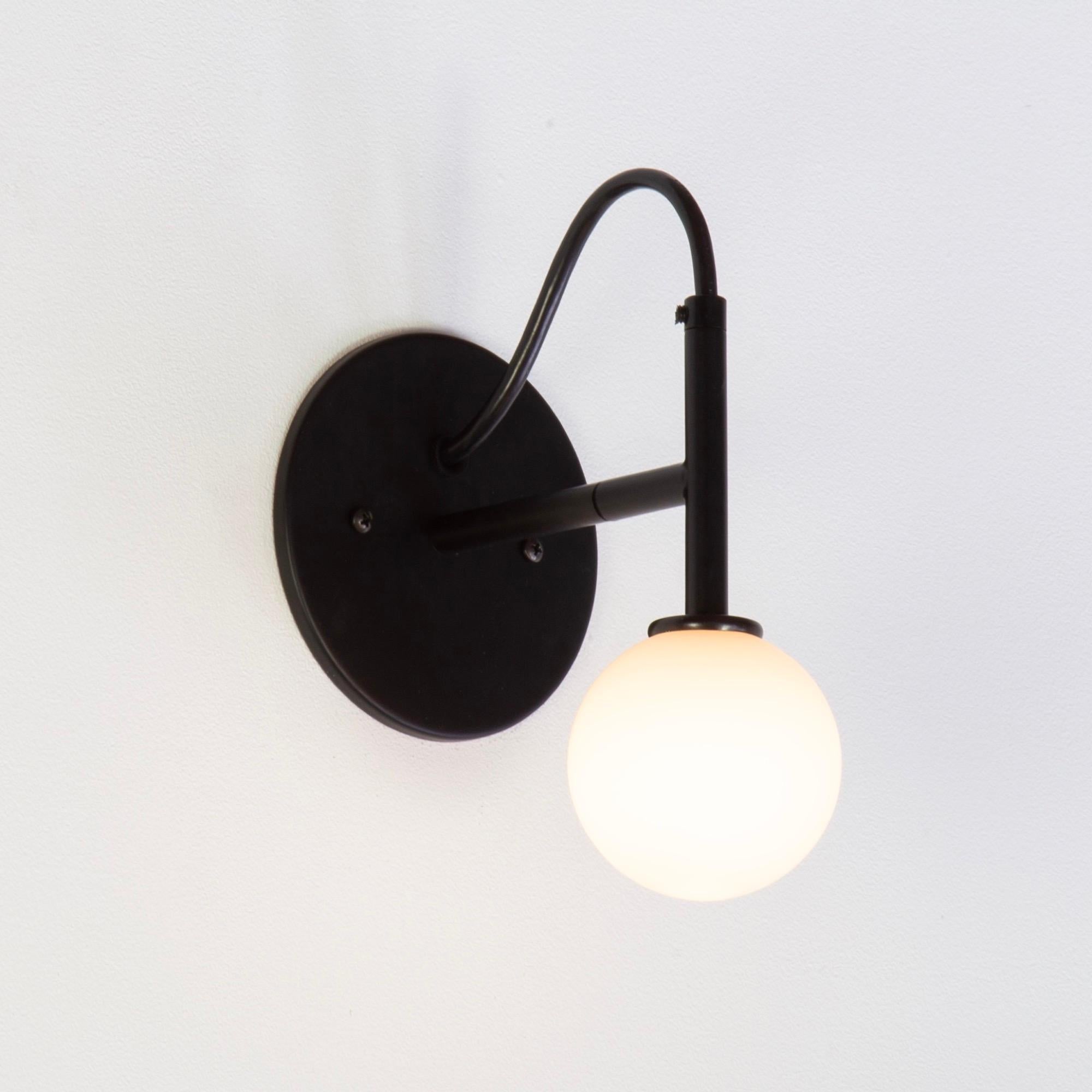 Moderne Paire d'appliques murales Loop par RESEARCH Lighting, noir, verre, fait sur commande en vente