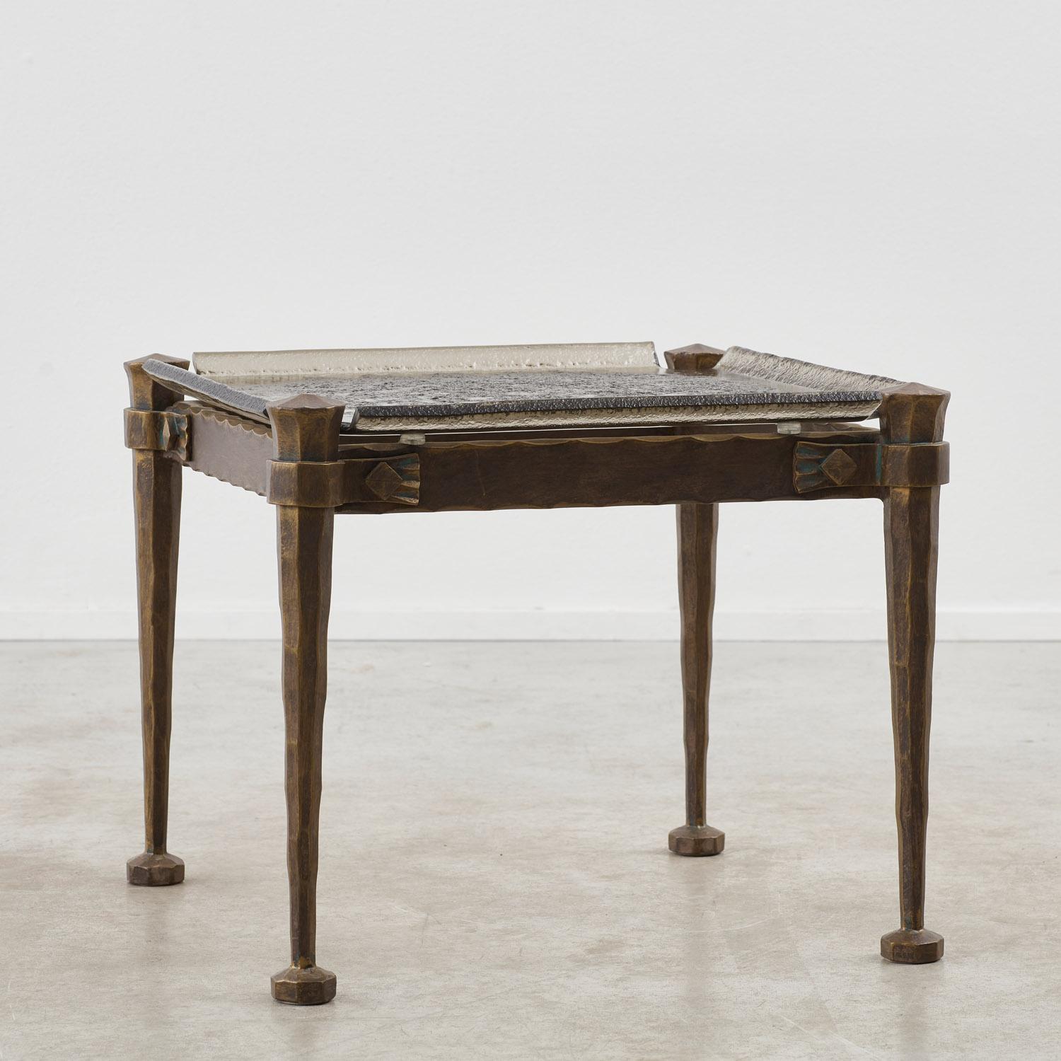 Pareja de mesas auxiliares Lothar Klute de bronce forjado y cristal fundido -Alemania, años 80 en venta 4