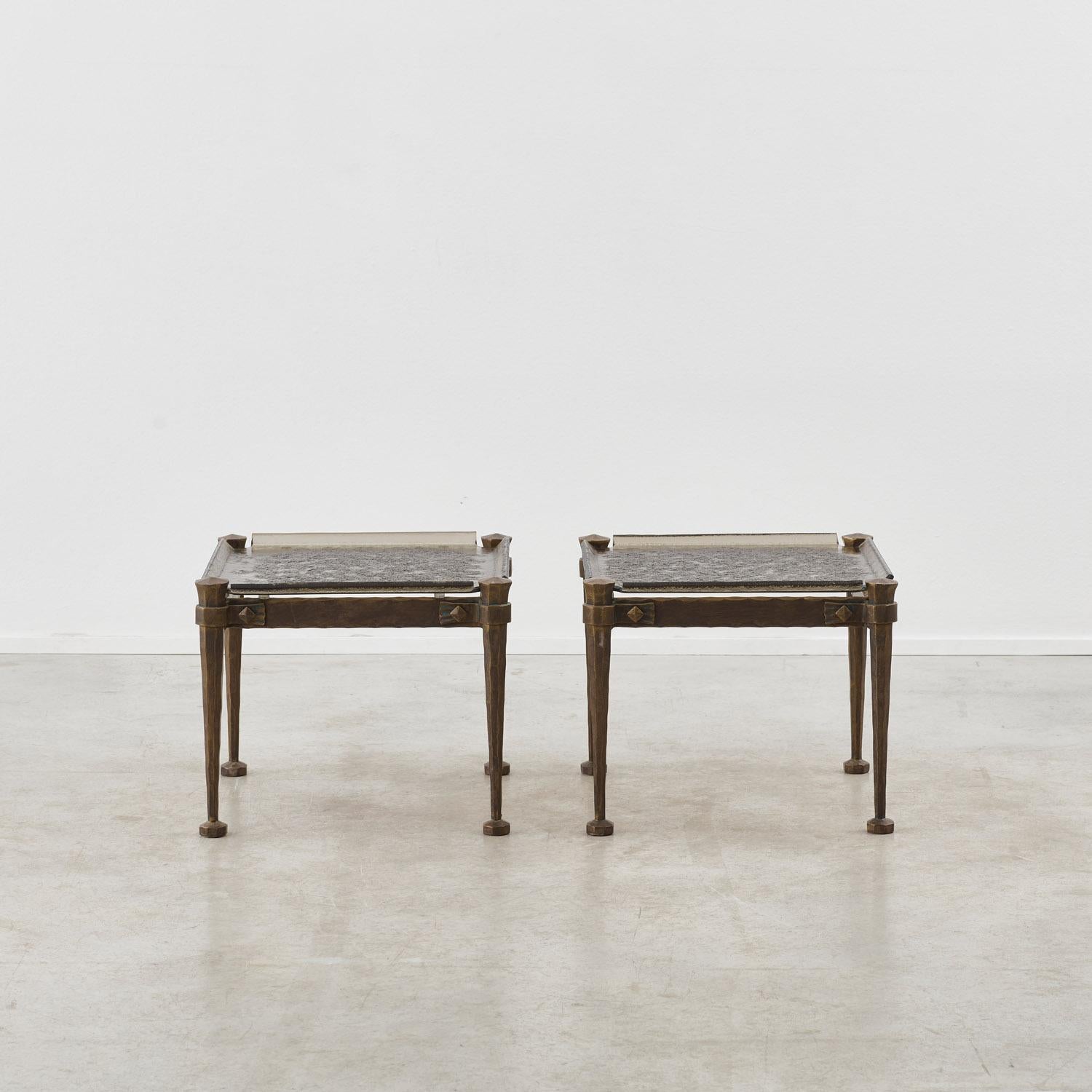 Pareja de mesas auxiliares Lothar Klute de bronce forjado y cristal fundido -Alemania, años 80 Alemán en venta