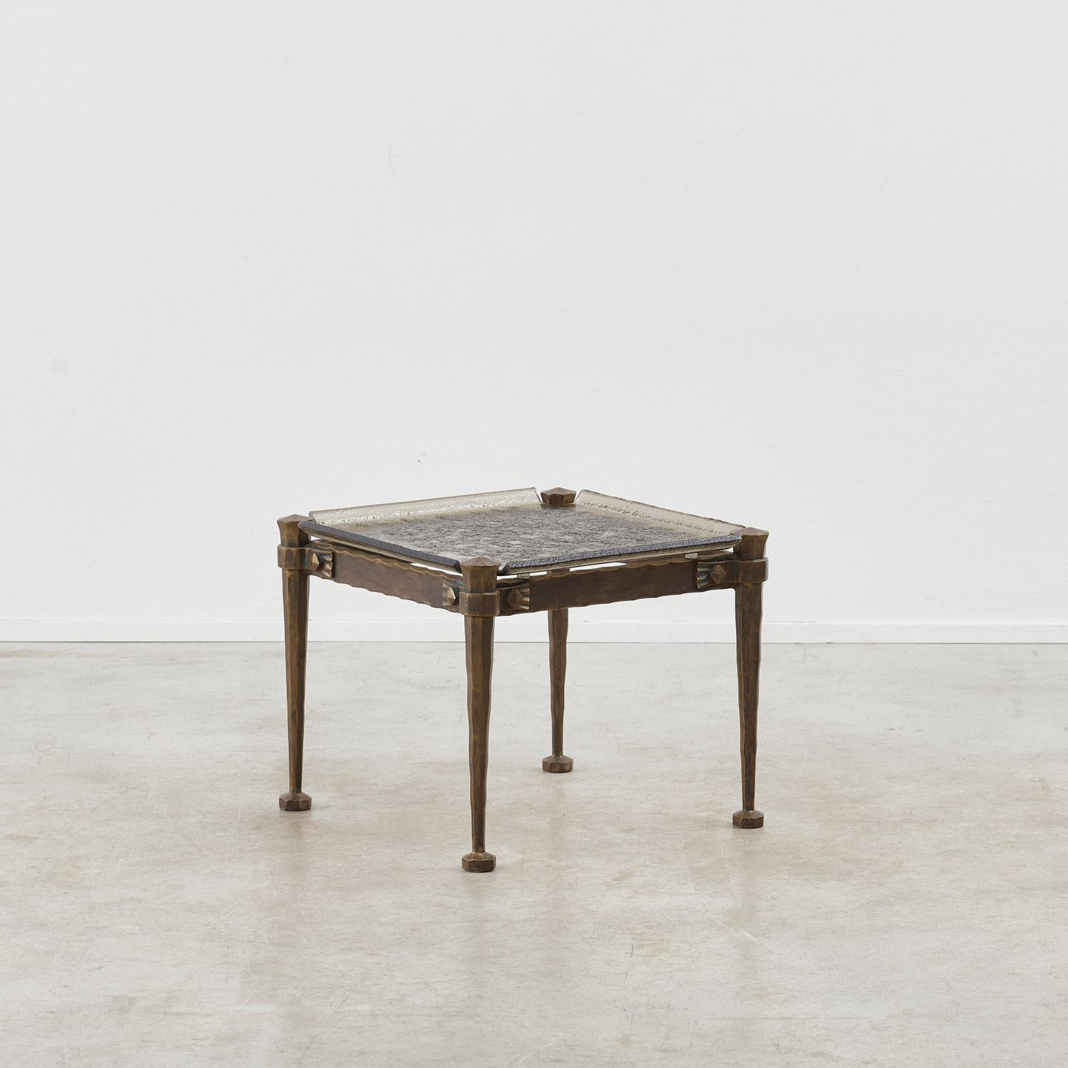 Pareja de mesas auxiliares Lothar Klute de bronce forjado y cristal fundido -Alemania, años 80 Vaciado en venta