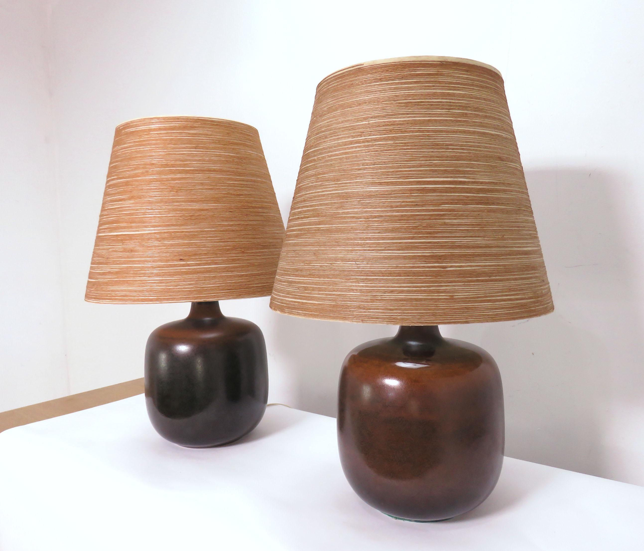 Pair of ceramic table lamps with a hare's fur glaze by Lotte & Gunnar Bostlund, with original spun fiberglass shades, circa 1970s.

Bases measure 10