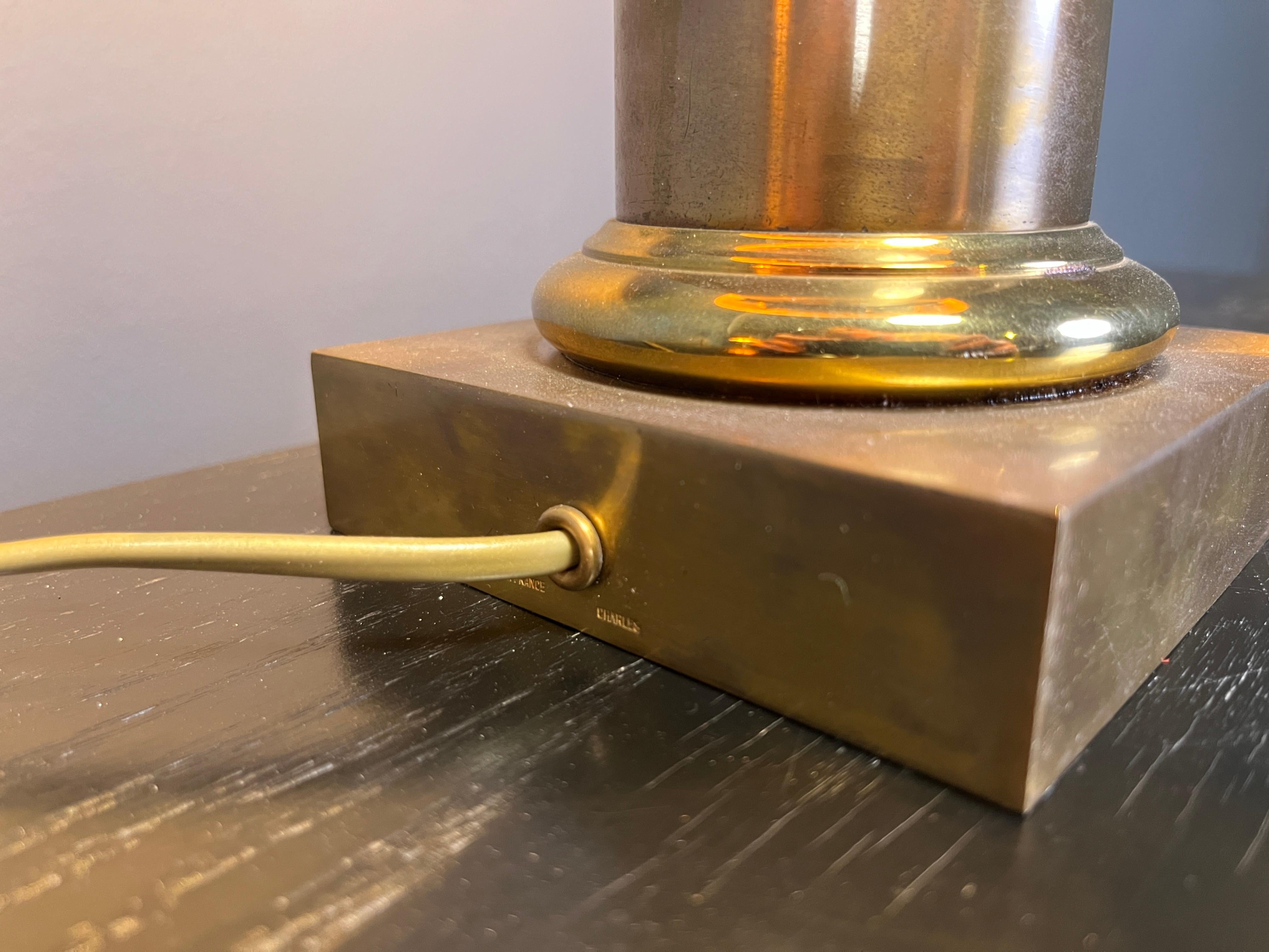 Coppia di lampade da tavolo in bronzo modello 'lotus' realizzate dalla Maison Charles fauturing con i loro paralumi originali in metallo dorato spazzolato.

Le lampade sono dotate di 3 attacchi per lampadine E27 ed emettono una luce calda.

Maison