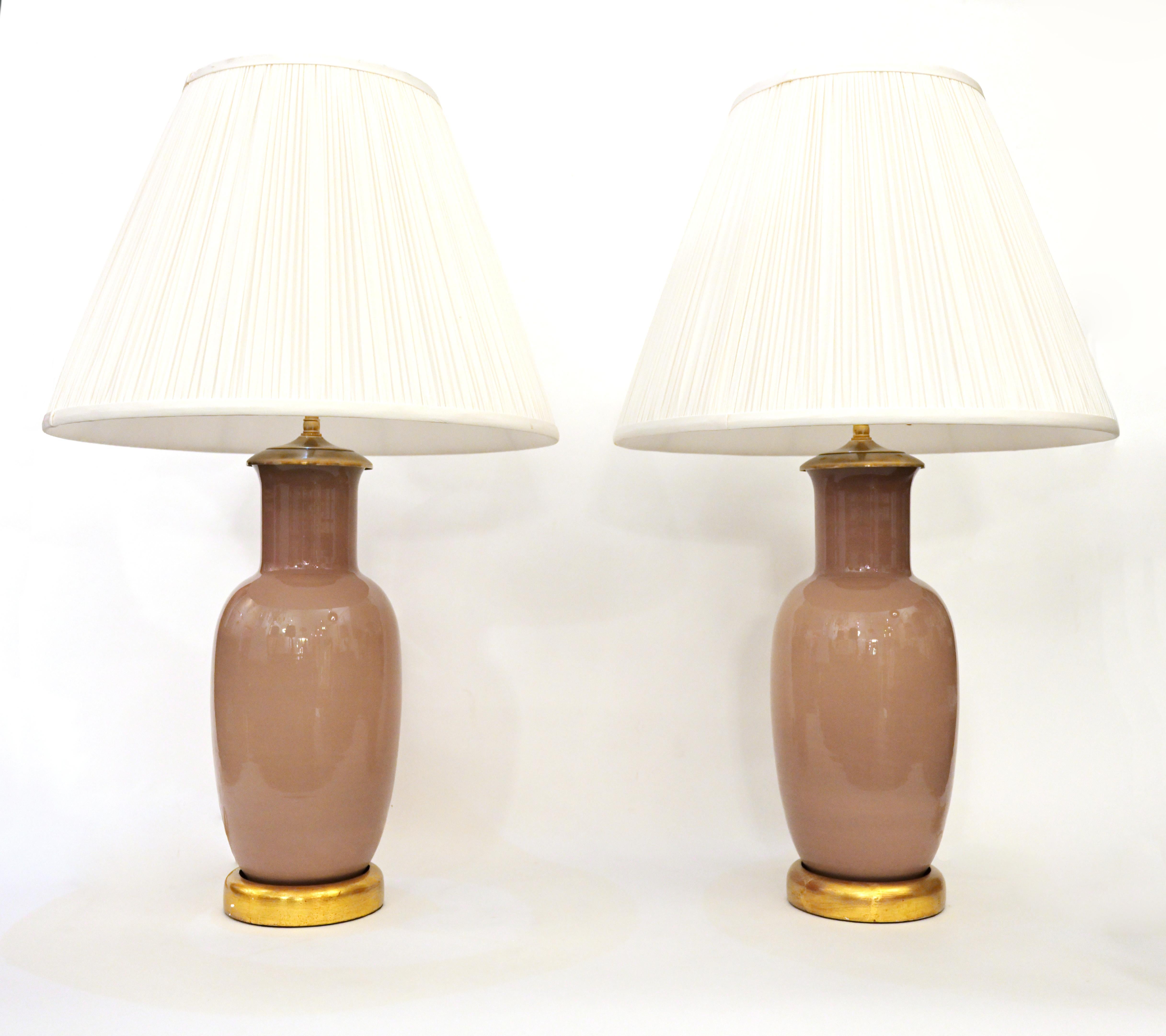 Une paire de lampes de table en verre de Murano vintage avec des bases en bois doré et des épis de faîtage en laiton avec une double grappe réglable, chaque douille avec 60 watts maximum. Les abat-jour ne sont pas inclus.

Diamètre central :