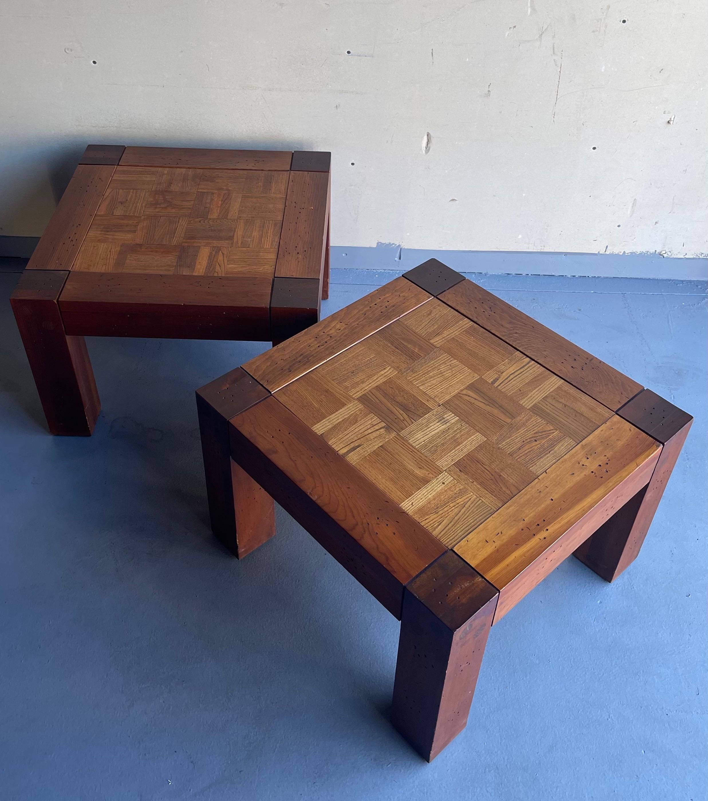 Pareja de mesas auxiliares de diseño californiano estilo Lou Hodges de nogal y parqué de roble Estadounidense en venta