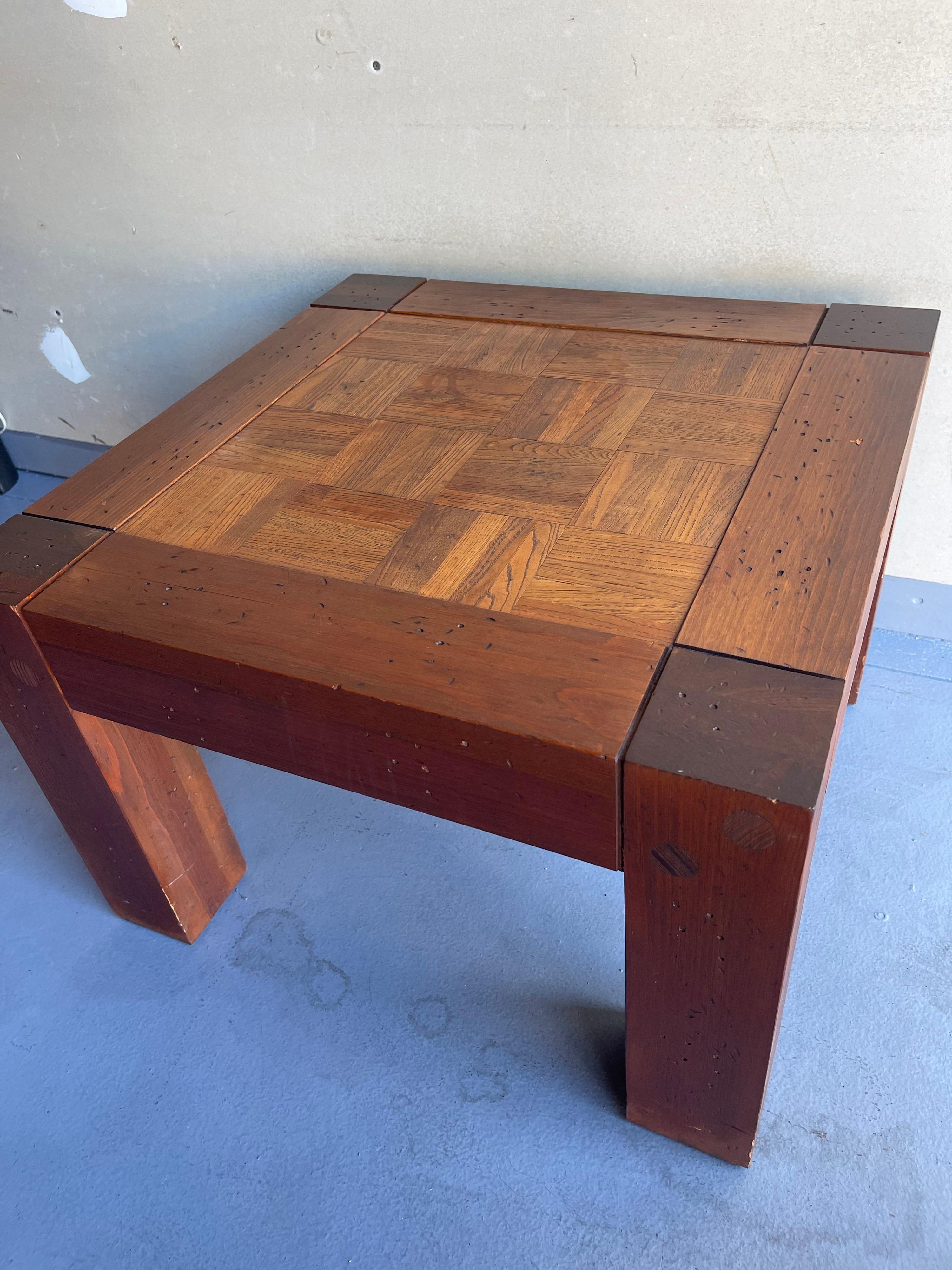 Pareja de mesas auxiliares de diseño californiano estilo Lou Hodges de nogal y parqué de roble siglo XX en venta