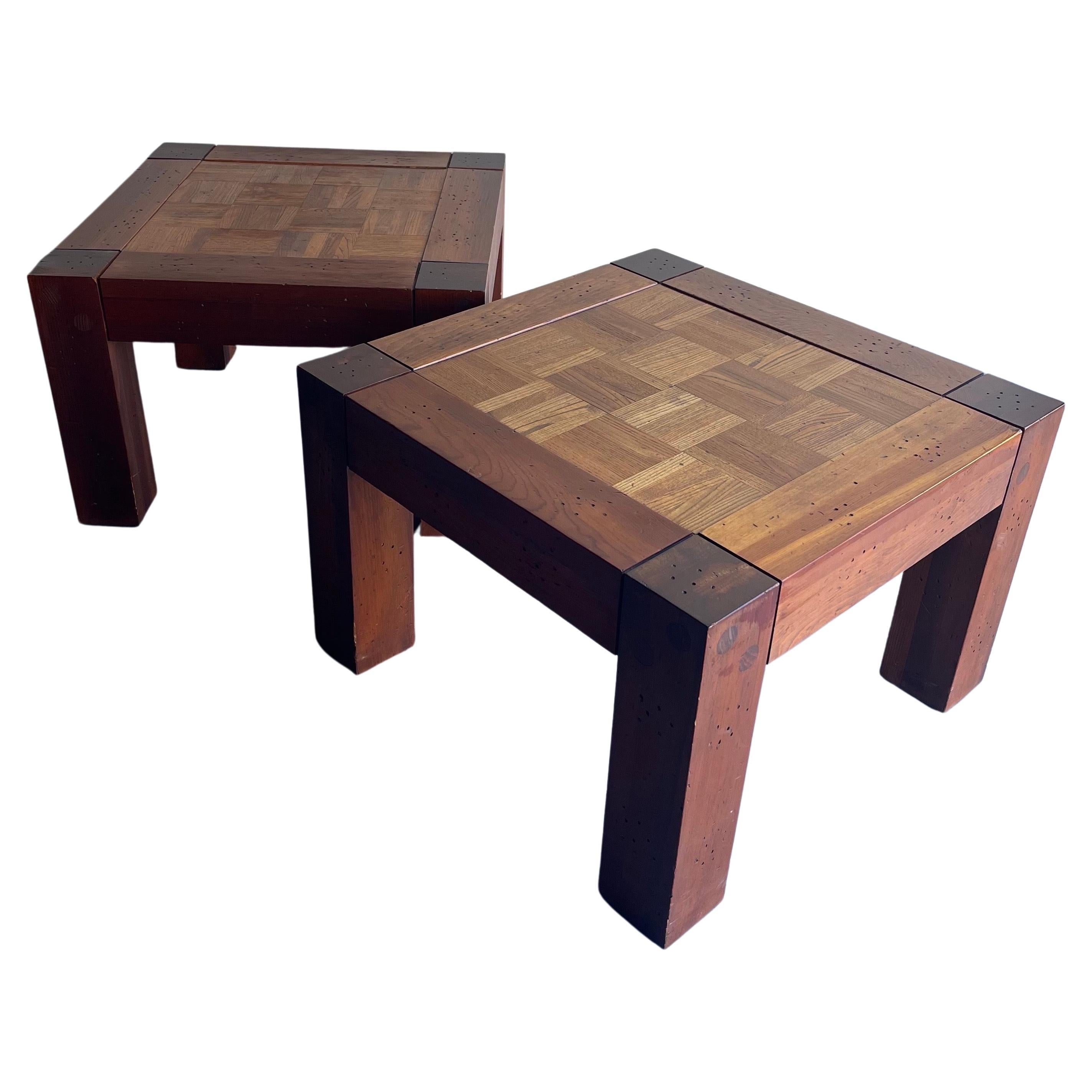 Pareja de mesas auxiliares de diseño californiano estilo Lou Hodges de nogal y parqué de roble en venta