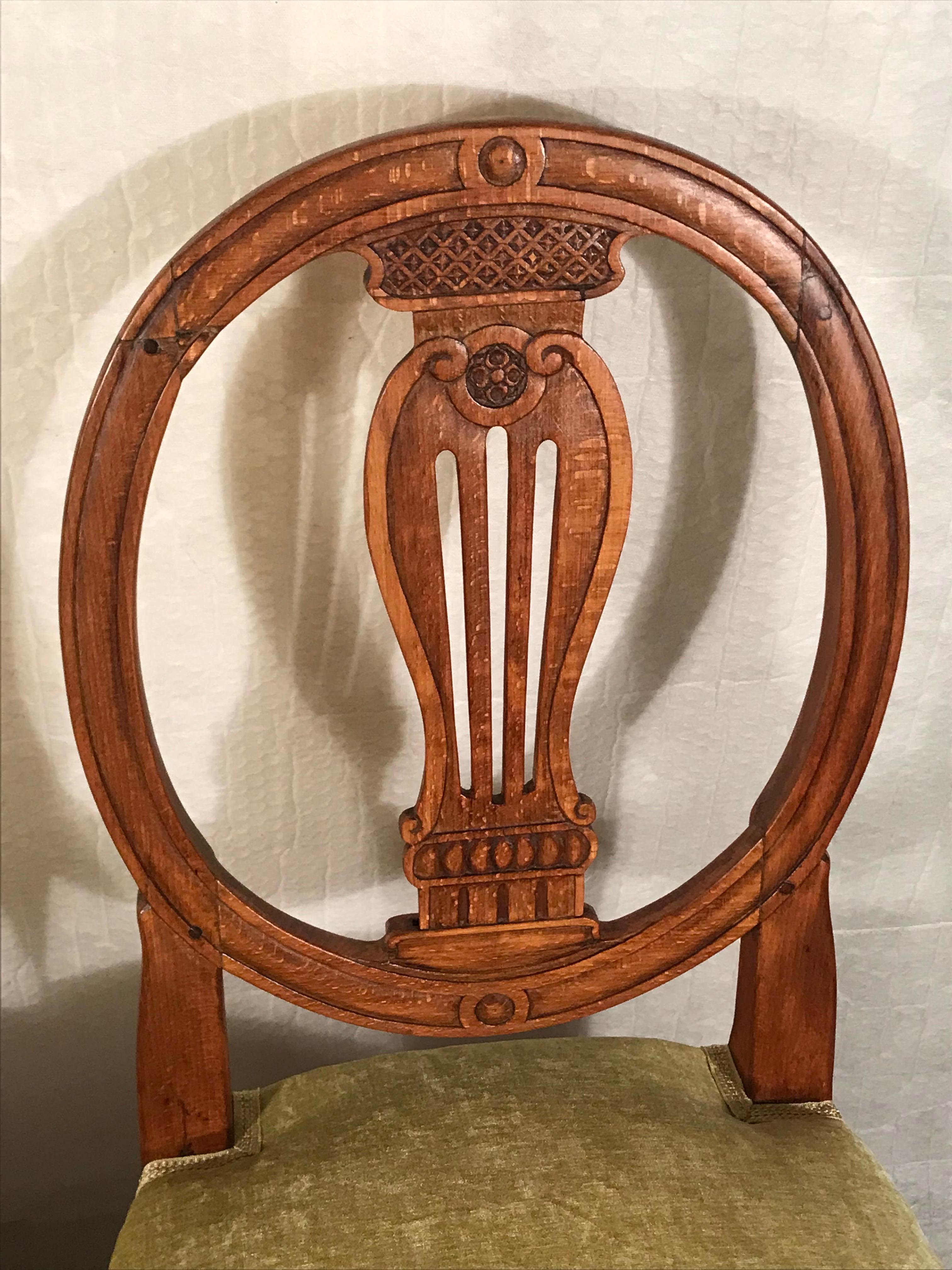 Entdecken Sie die zeitlose Anziehungskraft dieses originalen Paares von Louis-XVI-Beistellstühlen, die aus Süddeutschland stammen und auf die Jahre 1780-1800 zurückgehen. Diese Stühle bestechen durch ihr exquisites Dekor in der Rückenlehne, das in