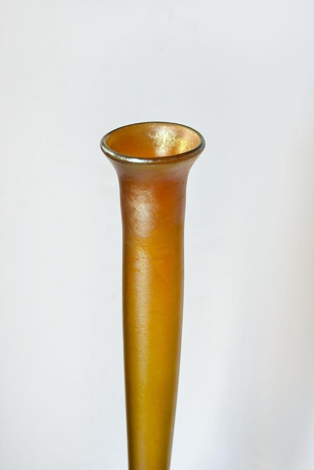 Vasenpaar von Louis Comfort Tiffany, bestehend aus einem Sockel aus Bronze und Marmor, auf dem jeweils ein Kind abgebildet ist, das eine Vase aus dünnem Favril-Glas hält. Hergestellt in den USA, um 1900. Jedes Glas ist auf der Unterseite mit