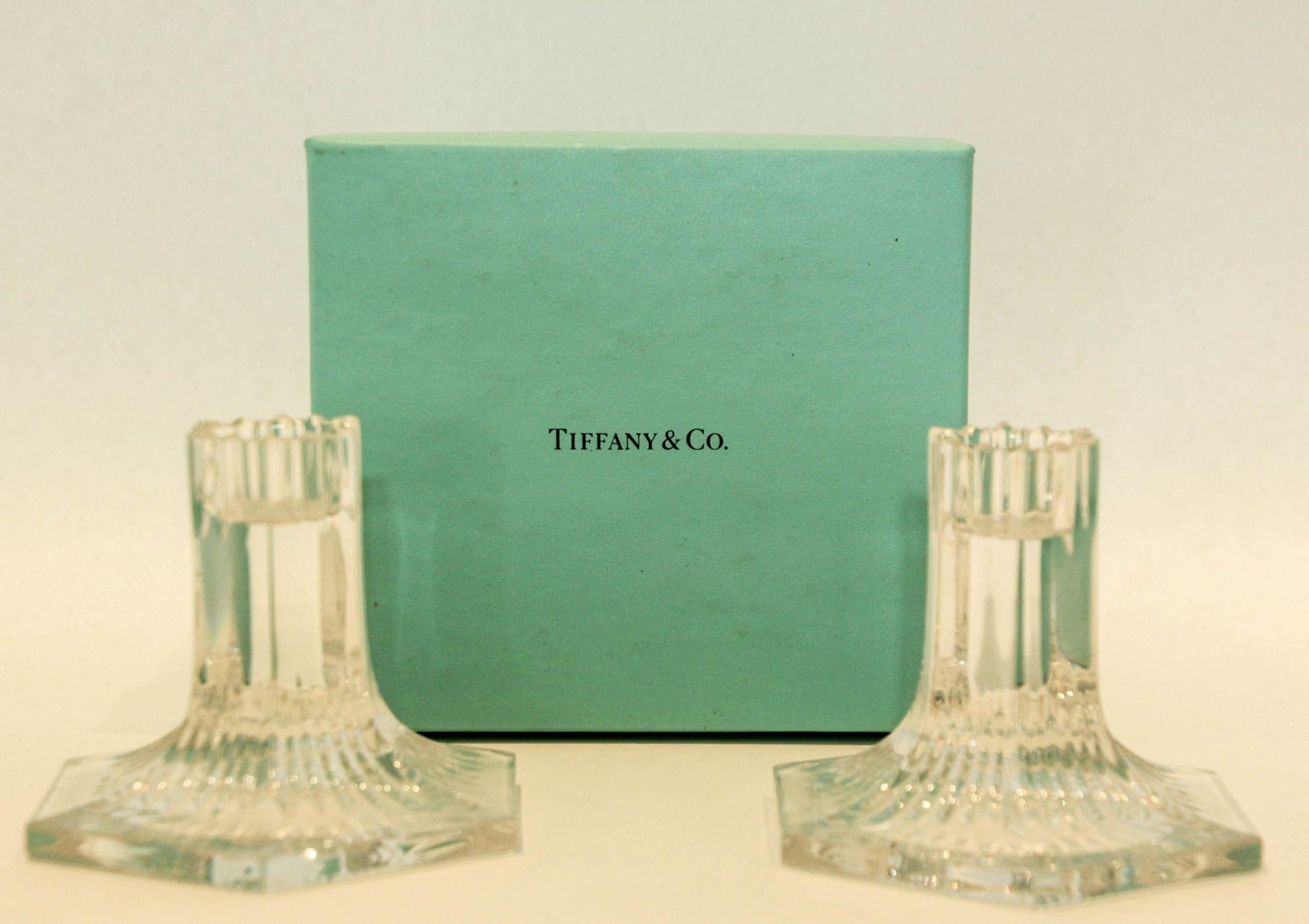 Paire de Louis Comfort Tiffany & Co. Chandeliers en cristal clair.
Magnifique paire de chandeliers en cristal Tiffany & Co, 