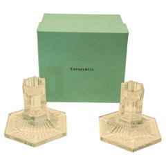 Pareja de piezas de Louis Comfort Tiffany & Co. Candelabros de cristal transparente