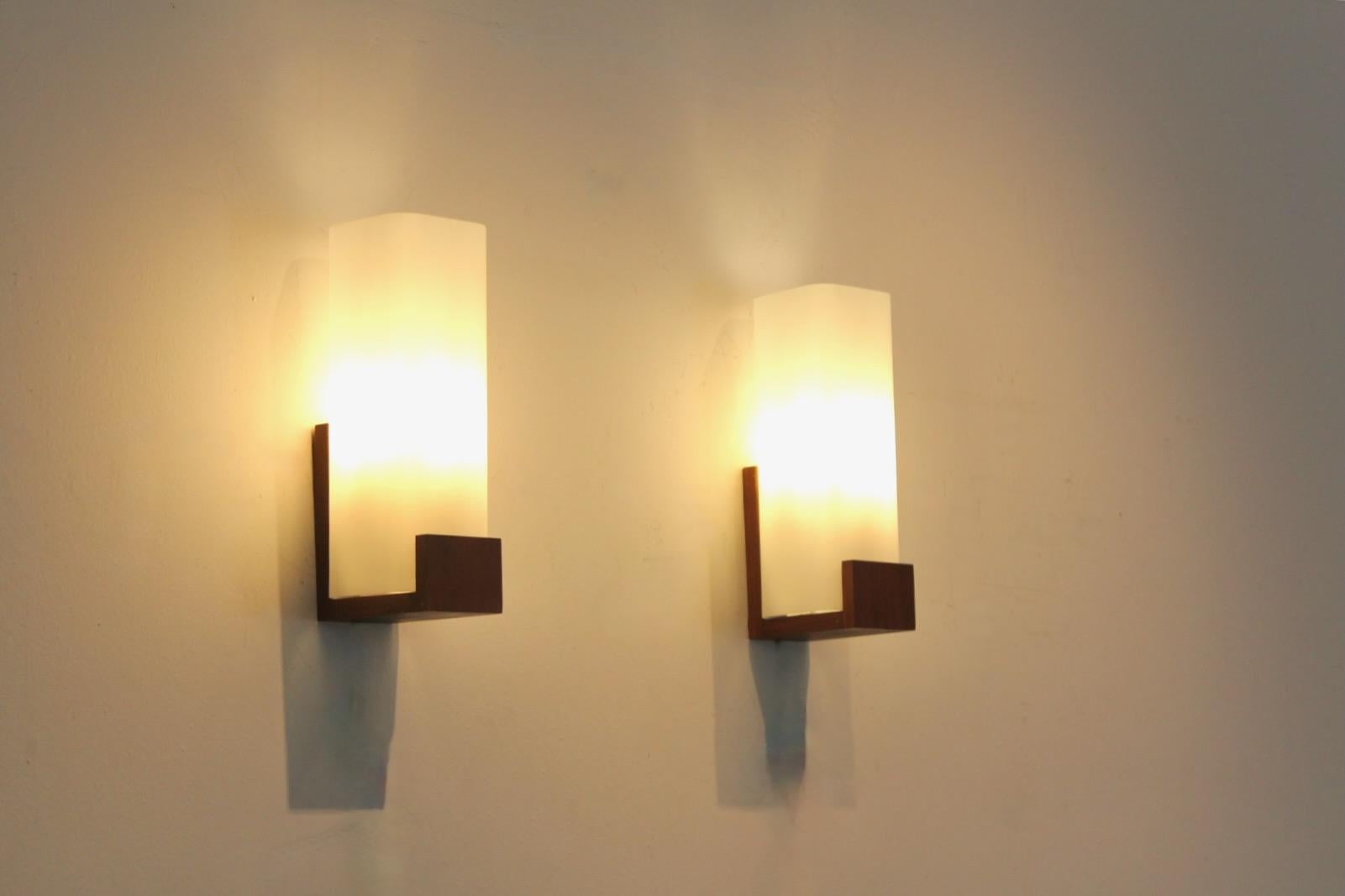 Raro y elegante par de lámparas de pared Philips modelo 80.030, diseñadas por Louis Kalff para Philips a finales de la década de 1950. También conocidos con el nombre de exportación 