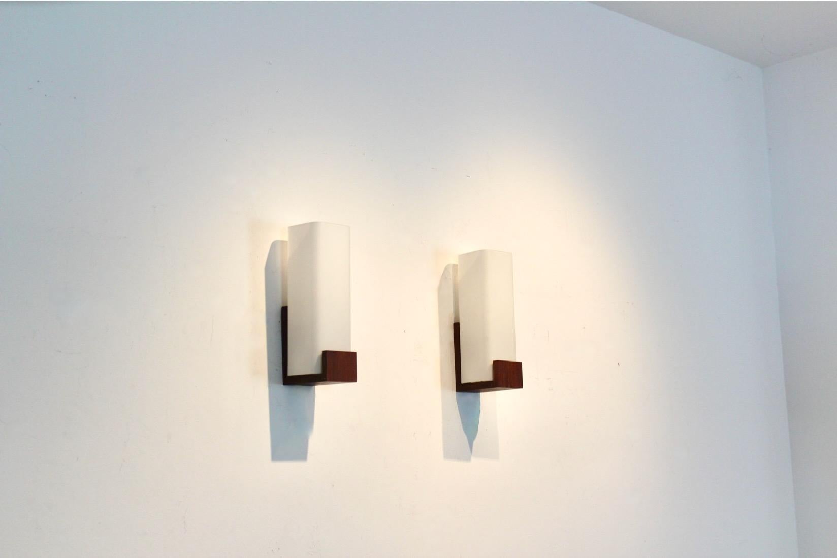 Pareja de lámparas de pared Louis Kalff 