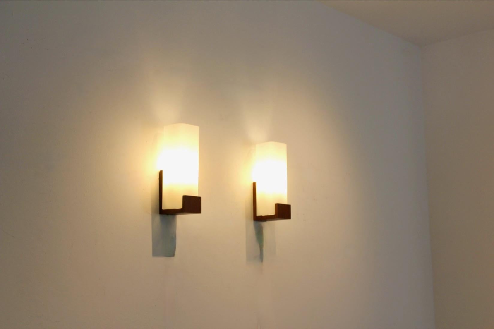 Pareja de lámparas de pared Louis Kalff 