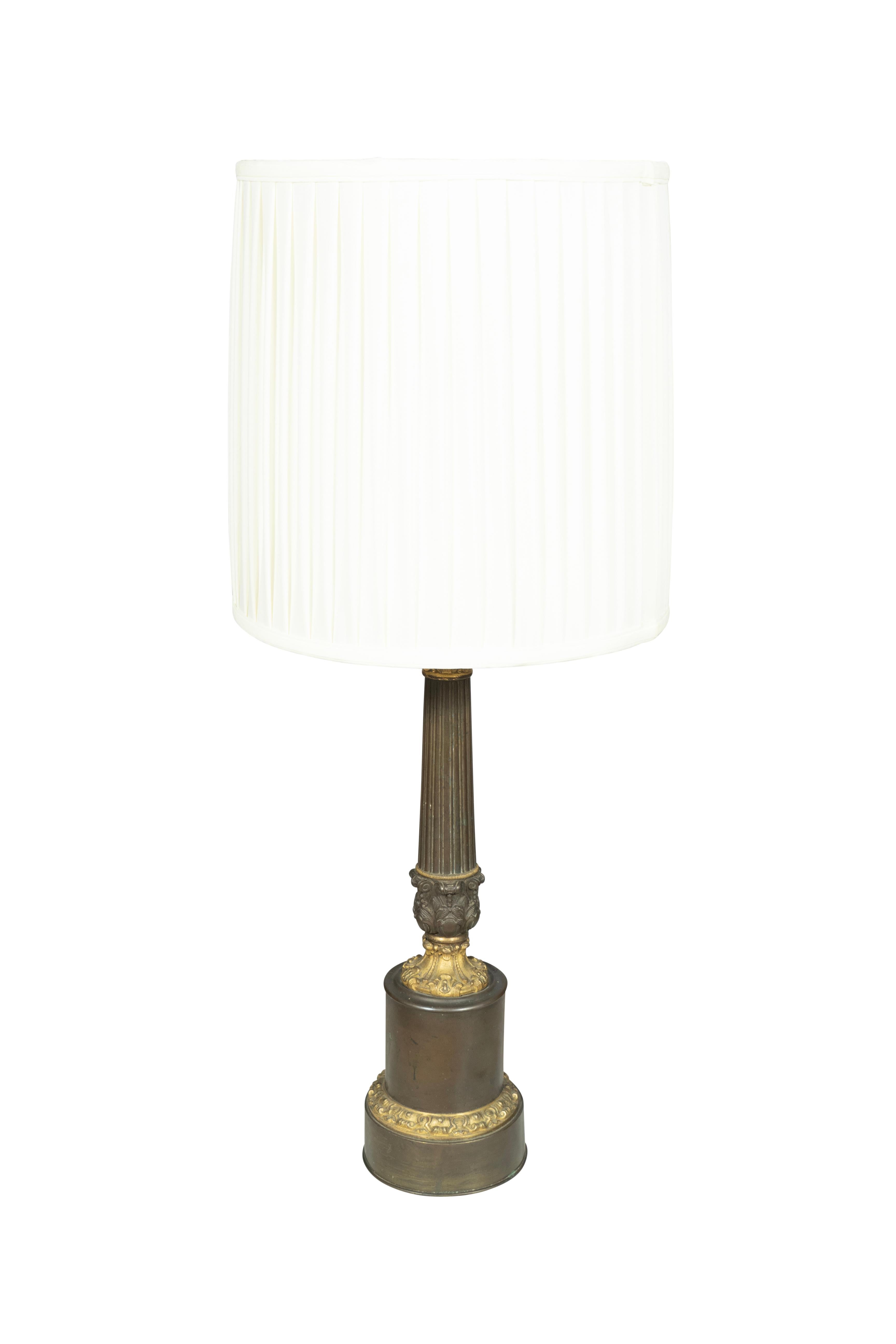 Avec le Label métallique du fabricant français. Cylindrique Avec métal bronzé et doré et deux douilles.