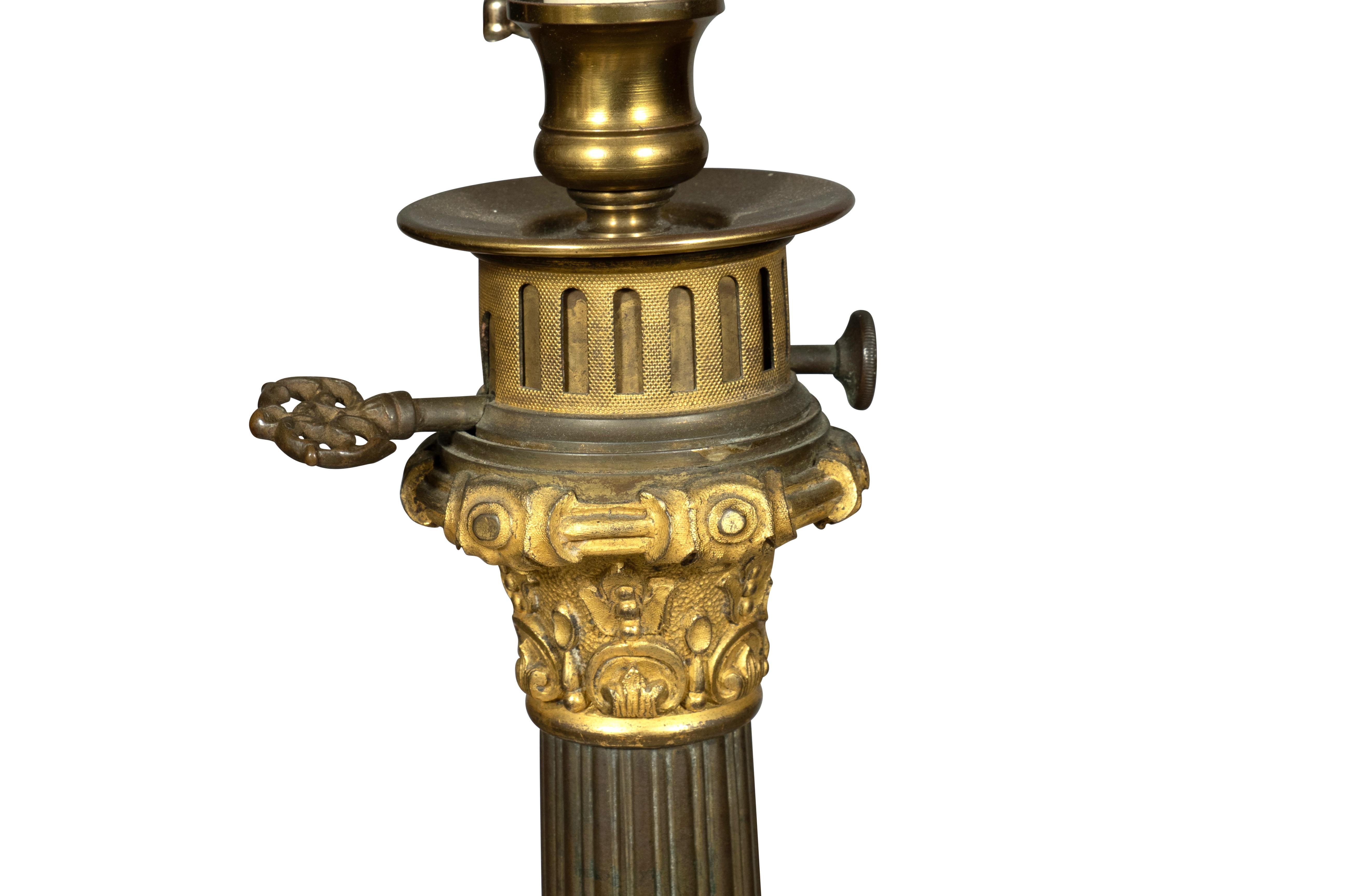 Milieu du XIXe siècle Paire de lampes de table Louis Philippe en bronze en vente