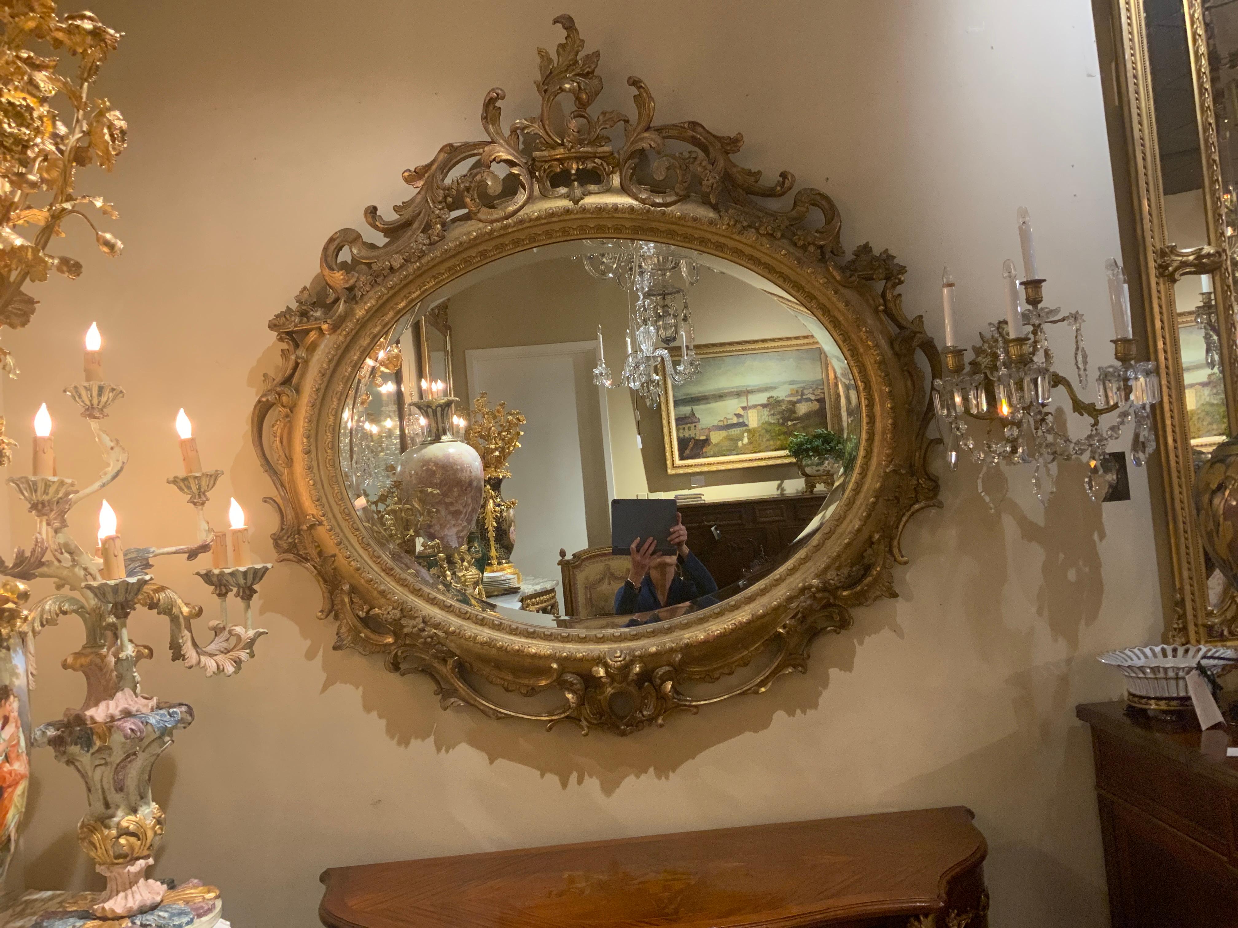Coppia di specchi ovali in legno dorato Louis Philippe, XIX secolo, gusto rococò in vendita 5