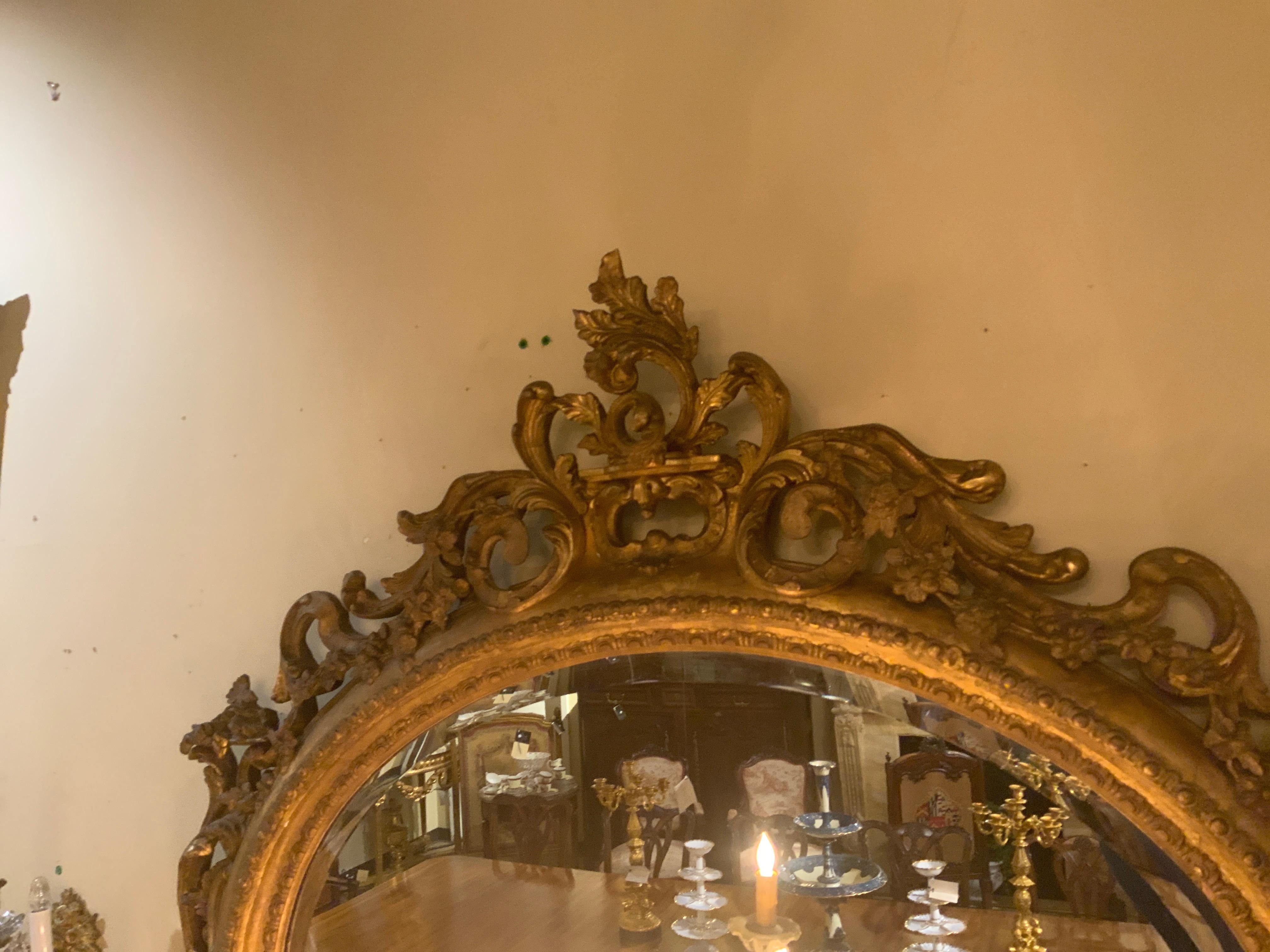 Coppia di specchi ovali in legno dorato Louis Philippe, XIX secolo, gusto rococò in vendita 3
