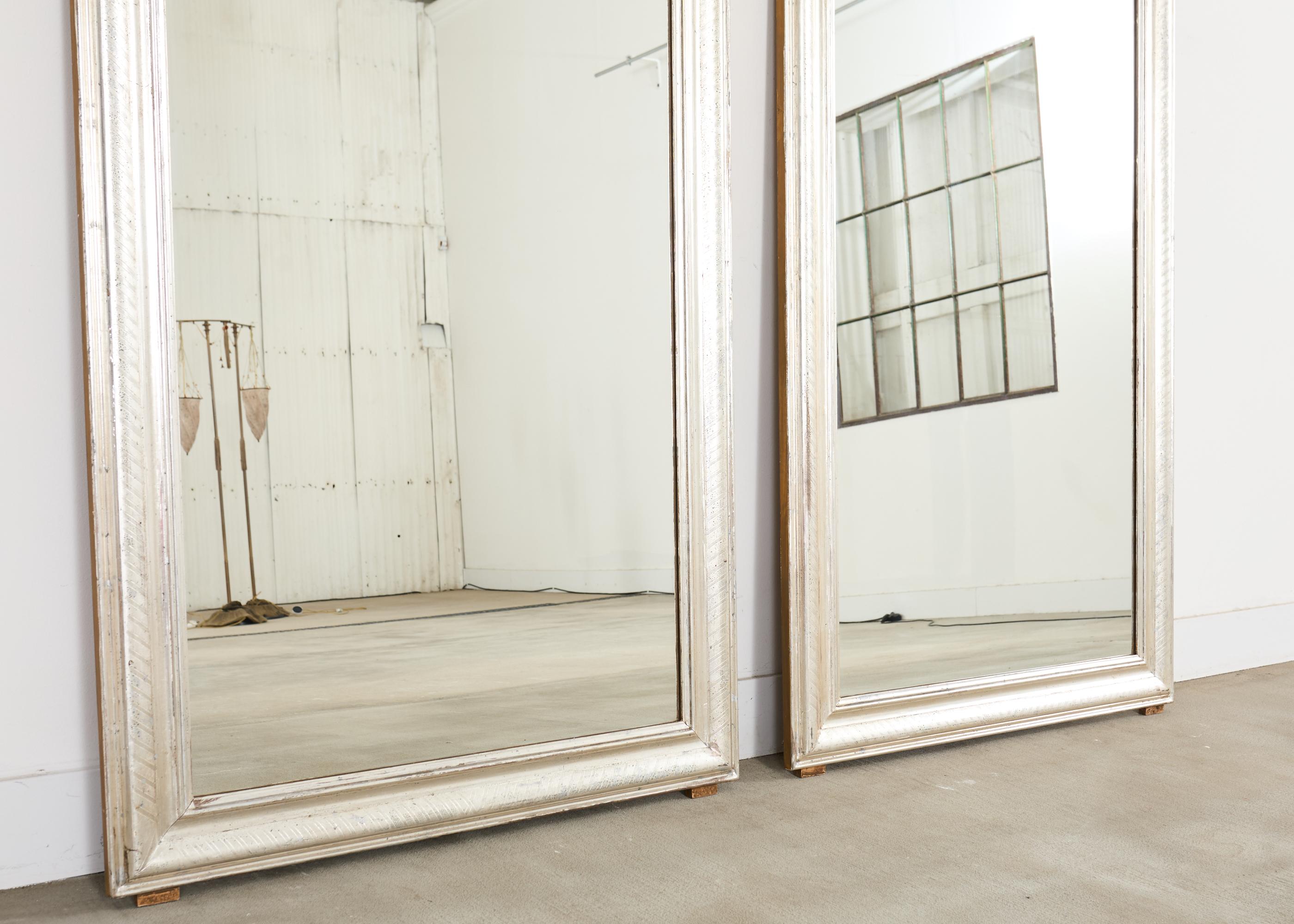 Paire de miroirs dorés à la feuille d'argent Louis Philippe 6 pieds Bon état - En vente à Rio Vista, CA