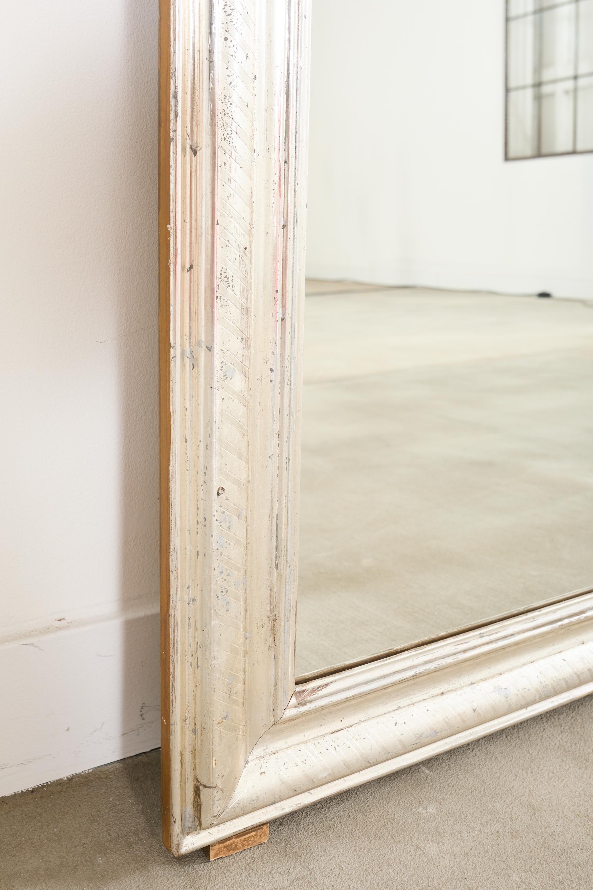 20ième siècle Paire de miroirs dorés à la feuille d'argent Louis Philippe 6 pieds en vente