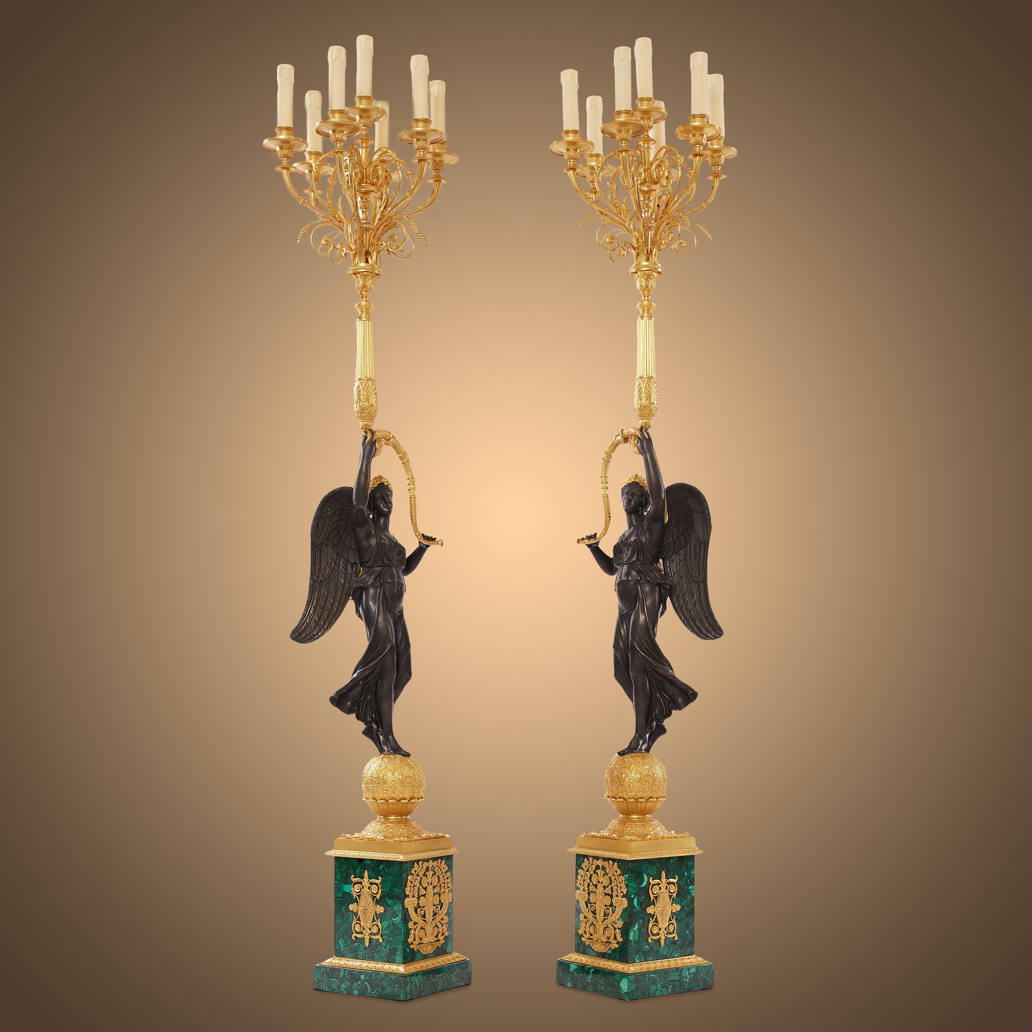 Paar Kandelaber im Louis Philippe-Stil aus Malachit und Ormolu (Französisch) im Angebot