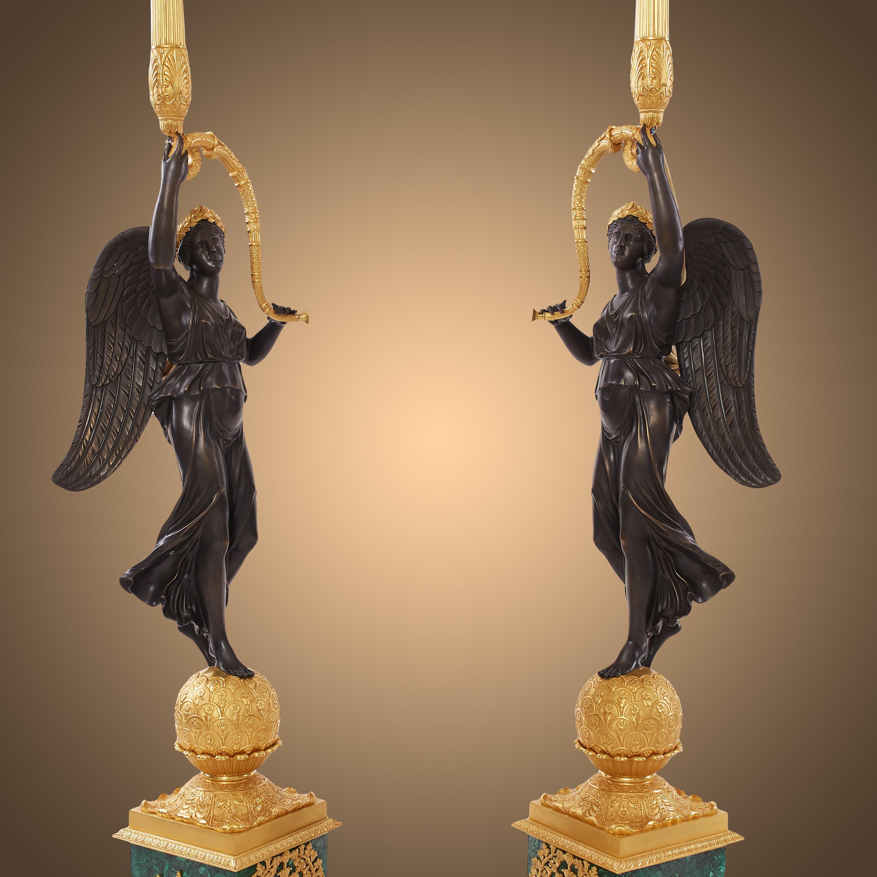Paar Kandelaber im Louis Philippe-Stil aus Malachit und Ormolu (Vergoldet) im Angebot