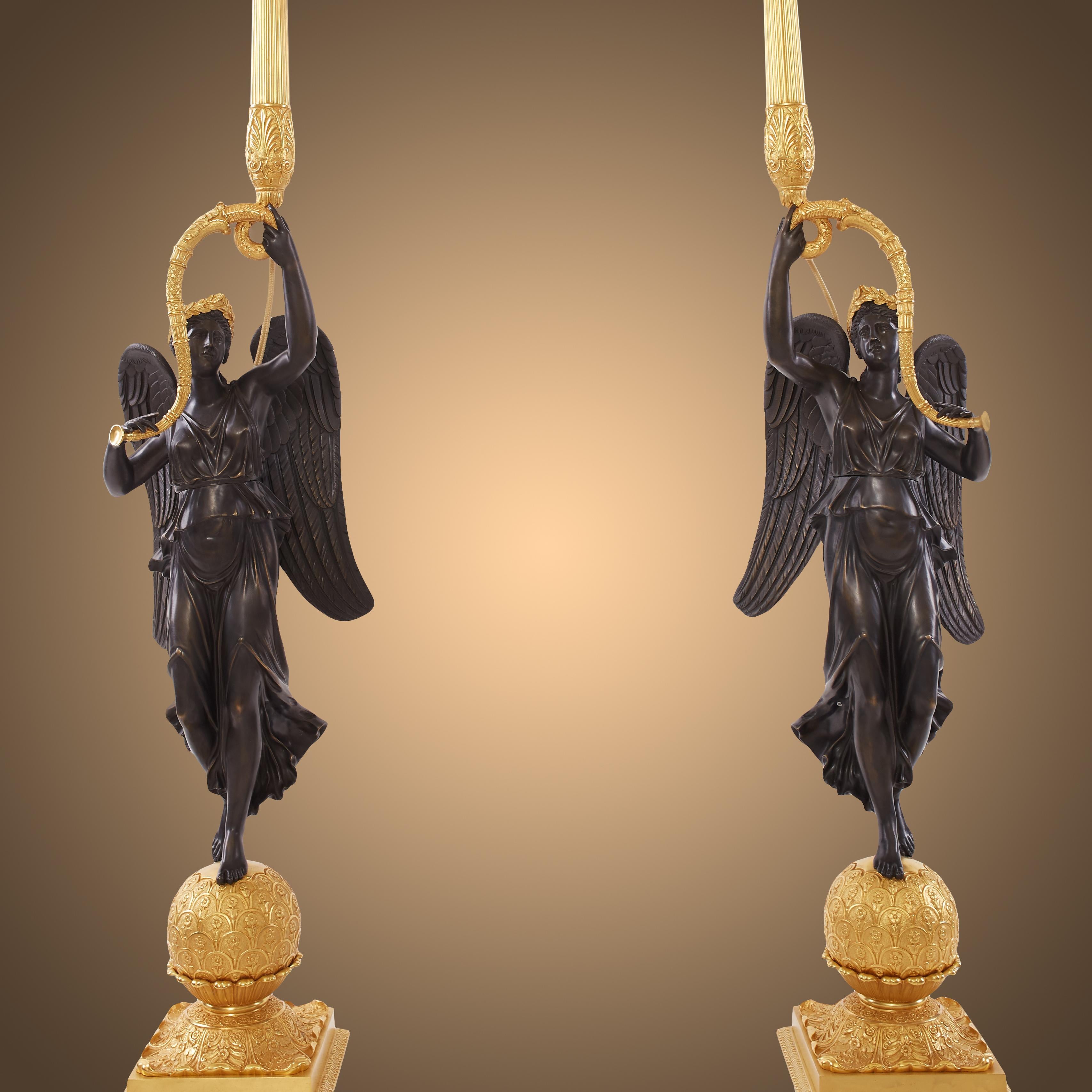Paar Kandelaber im Louis Philippe-Stil aus Malachit und Ormolu (19. Jahrhundert) im Angebot