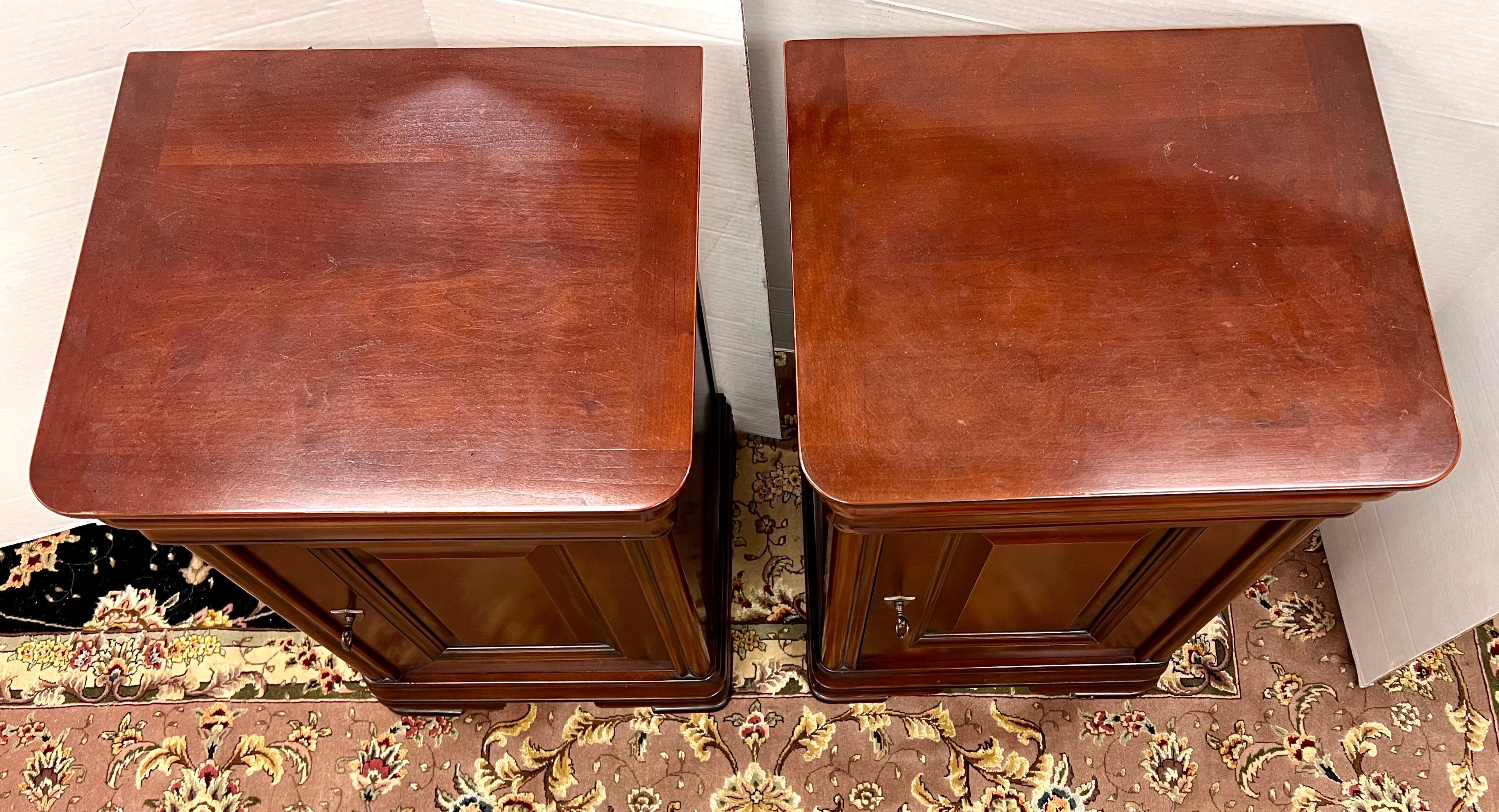 Pair of Louis Phillipe Style Cherry Nightstands Side Tables In Good Condition In West Hartford, CT