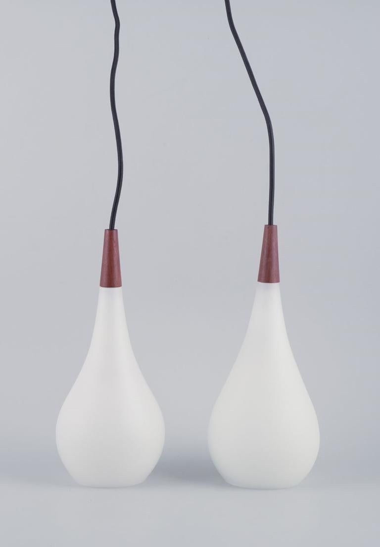 Scandinavo moderno Coppia di pendenti Louis Poulsen in vetro opalino e legno pregiato. 1960s in vendita