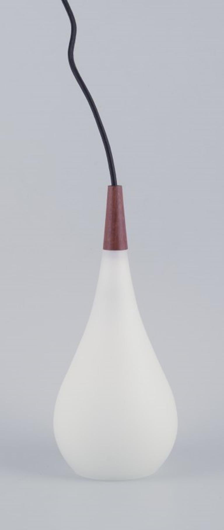 Danese Coppia di pendenti Louis Poulsen in vetro opalino e legno pregiato. 1960s in vendita