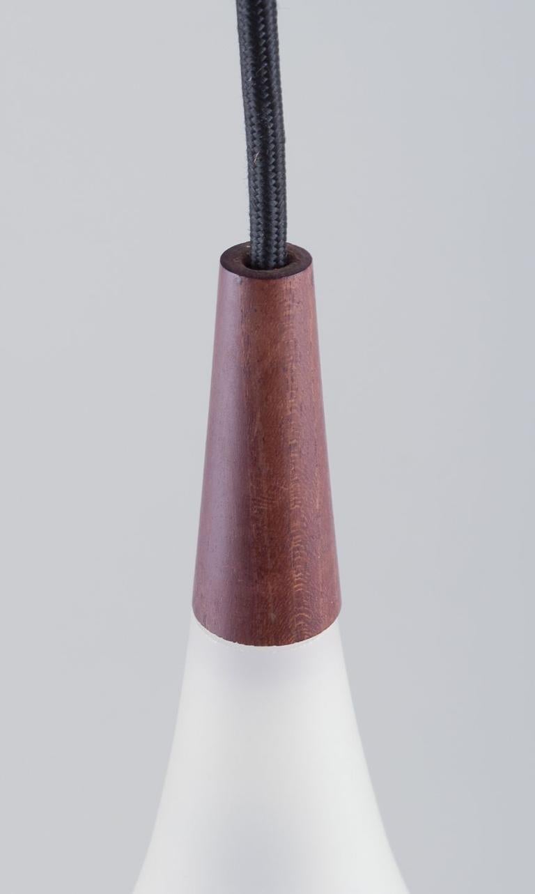 Coppia di pendenti Louis Poulsen in vetro opalino e legno pregiato. 1960s In condizioni ottime in vendita a København, Copenhagen