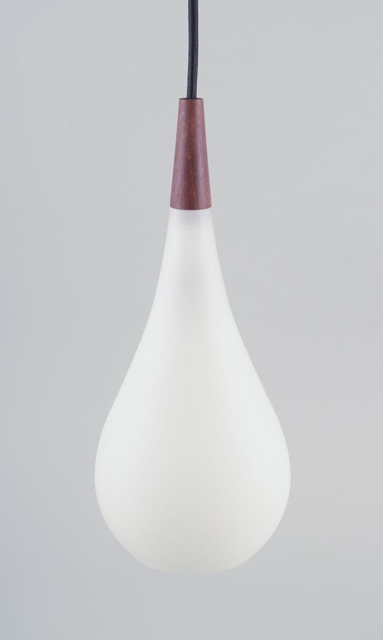 Metà XX secolo Coppia di pendenti Louis Poulsen in vetro opalino e legno pregiato. 1960s in vendita