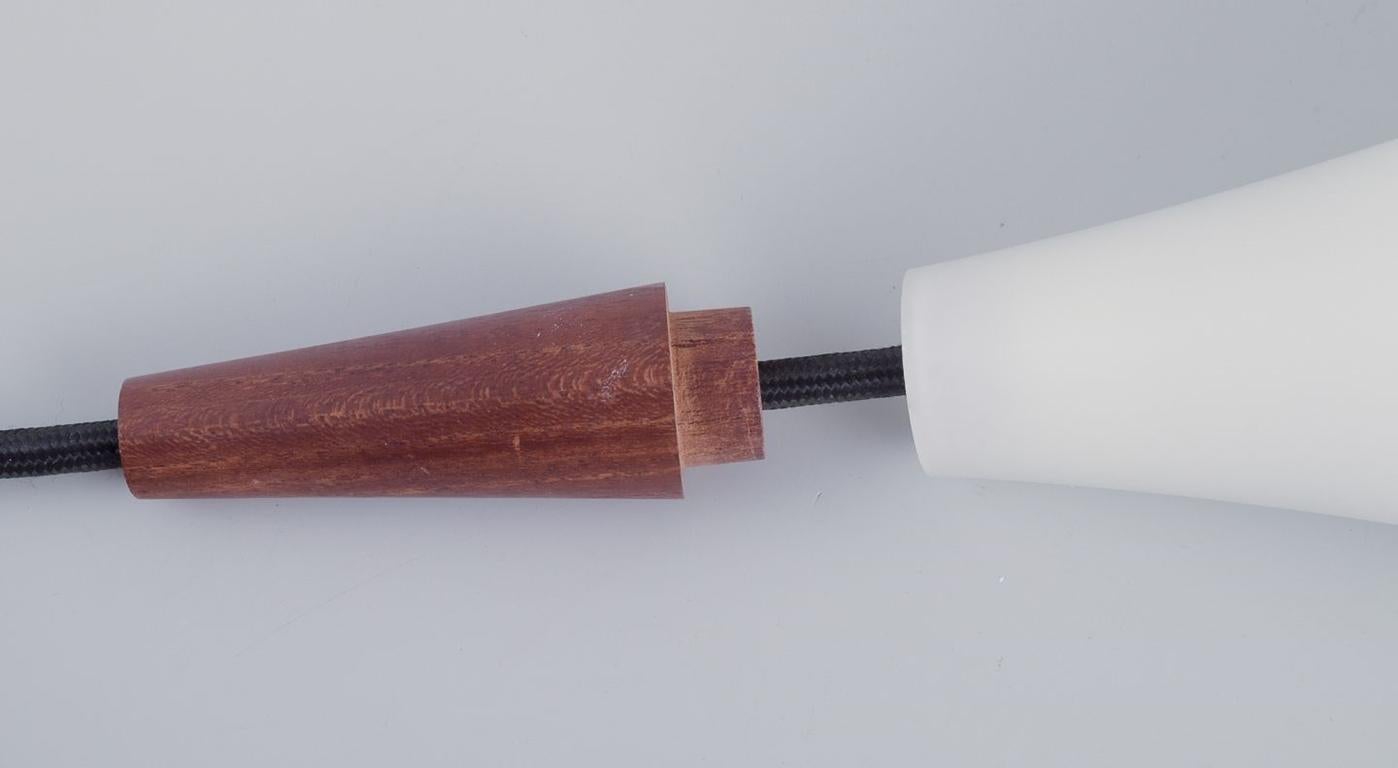 Vetro Coppia di pendenti Louis Poulsen in vetro opalino e legno pregiato. 1960s in vendita